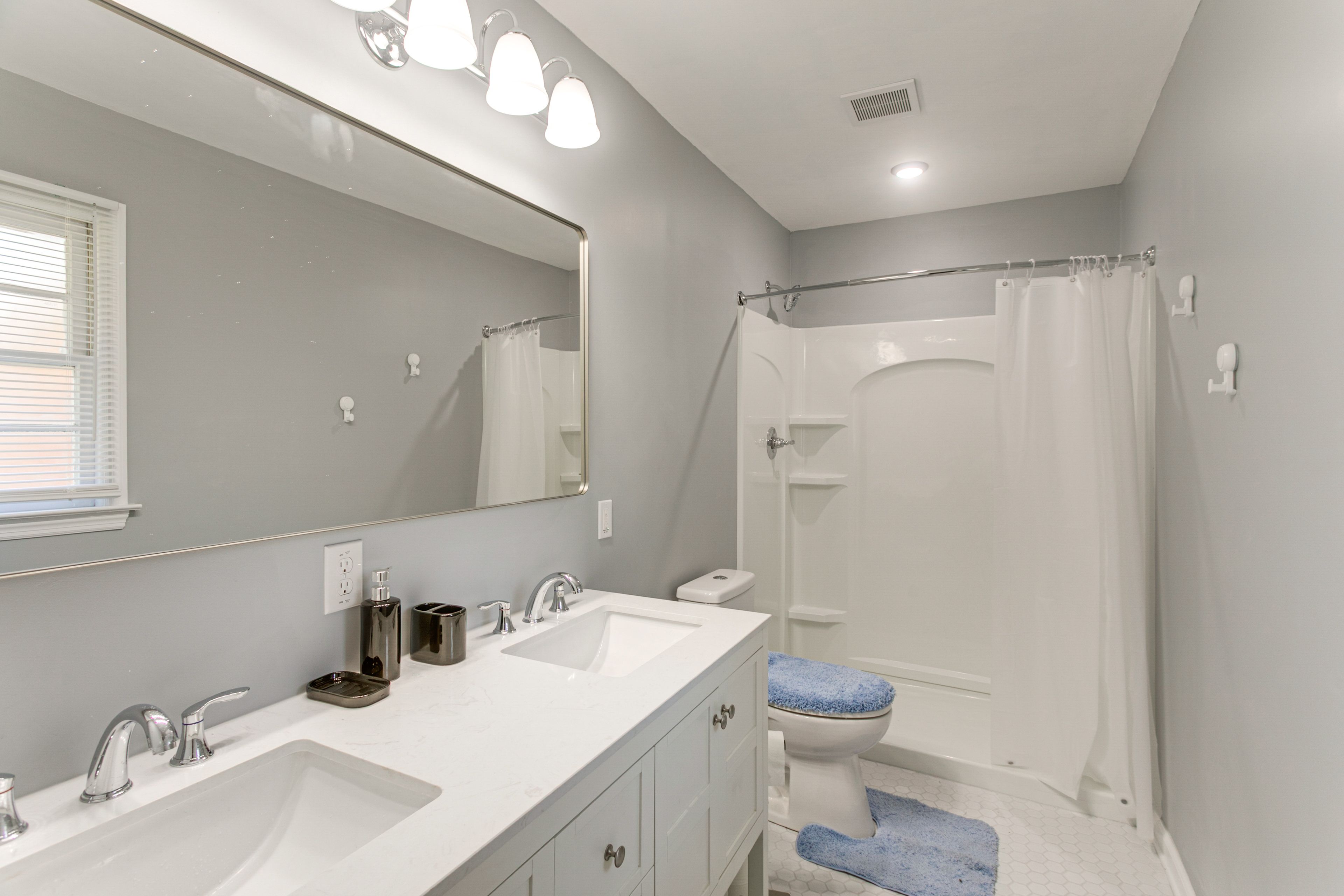 Full Bathroom | Towels Provided