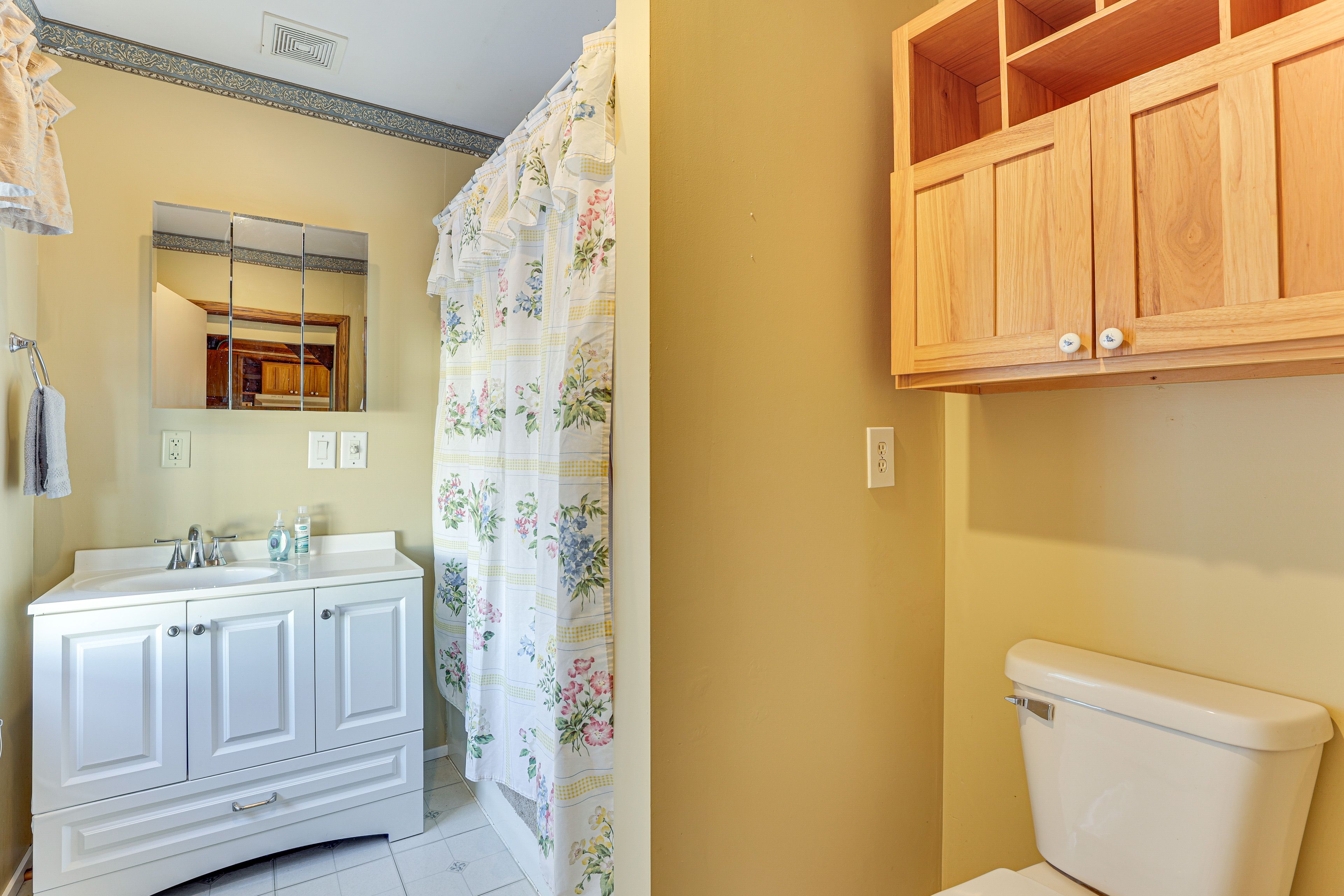 Full Bathroom | 1st Floor | Towels Provided