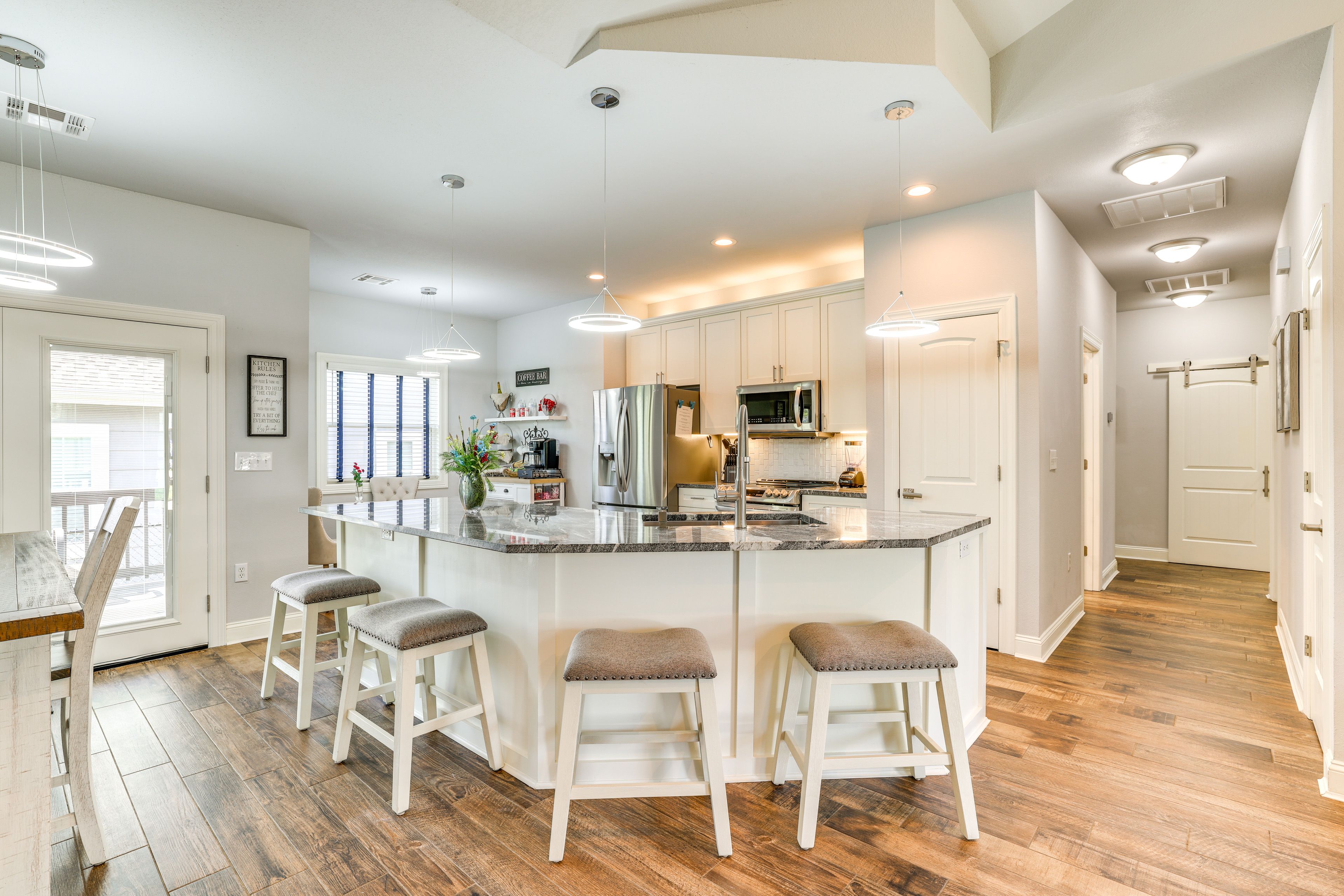 Breakfast Bar w/ Seating