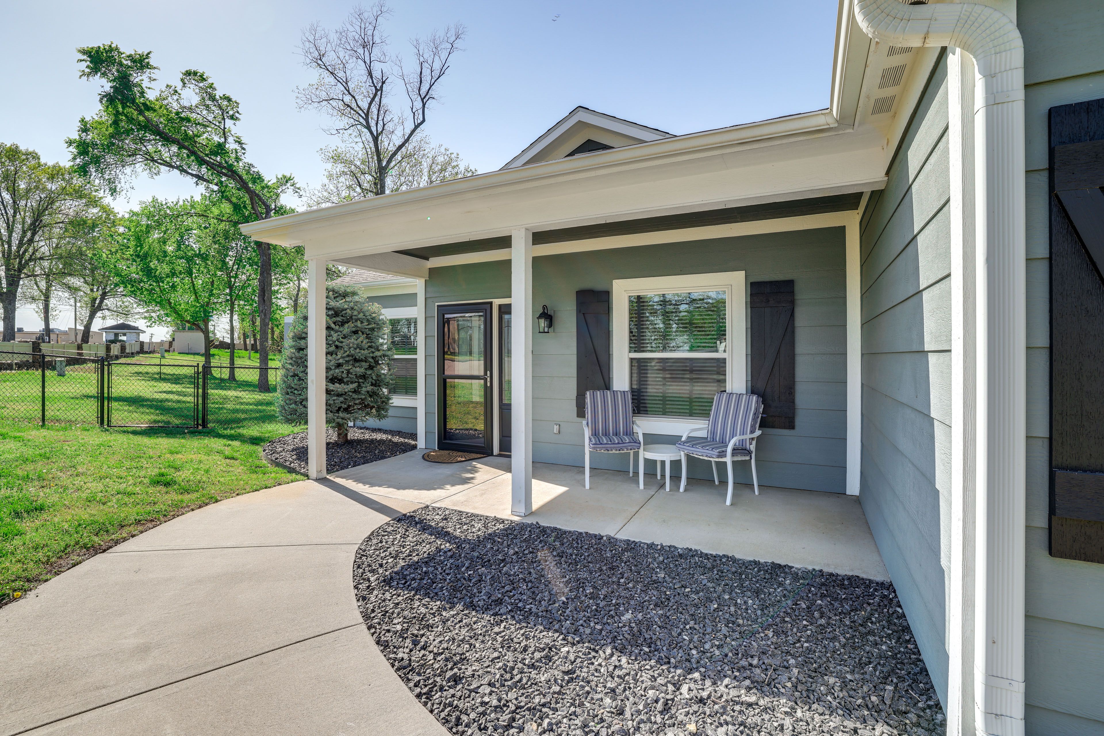 Property Exterior | Front Porch w/ Seating