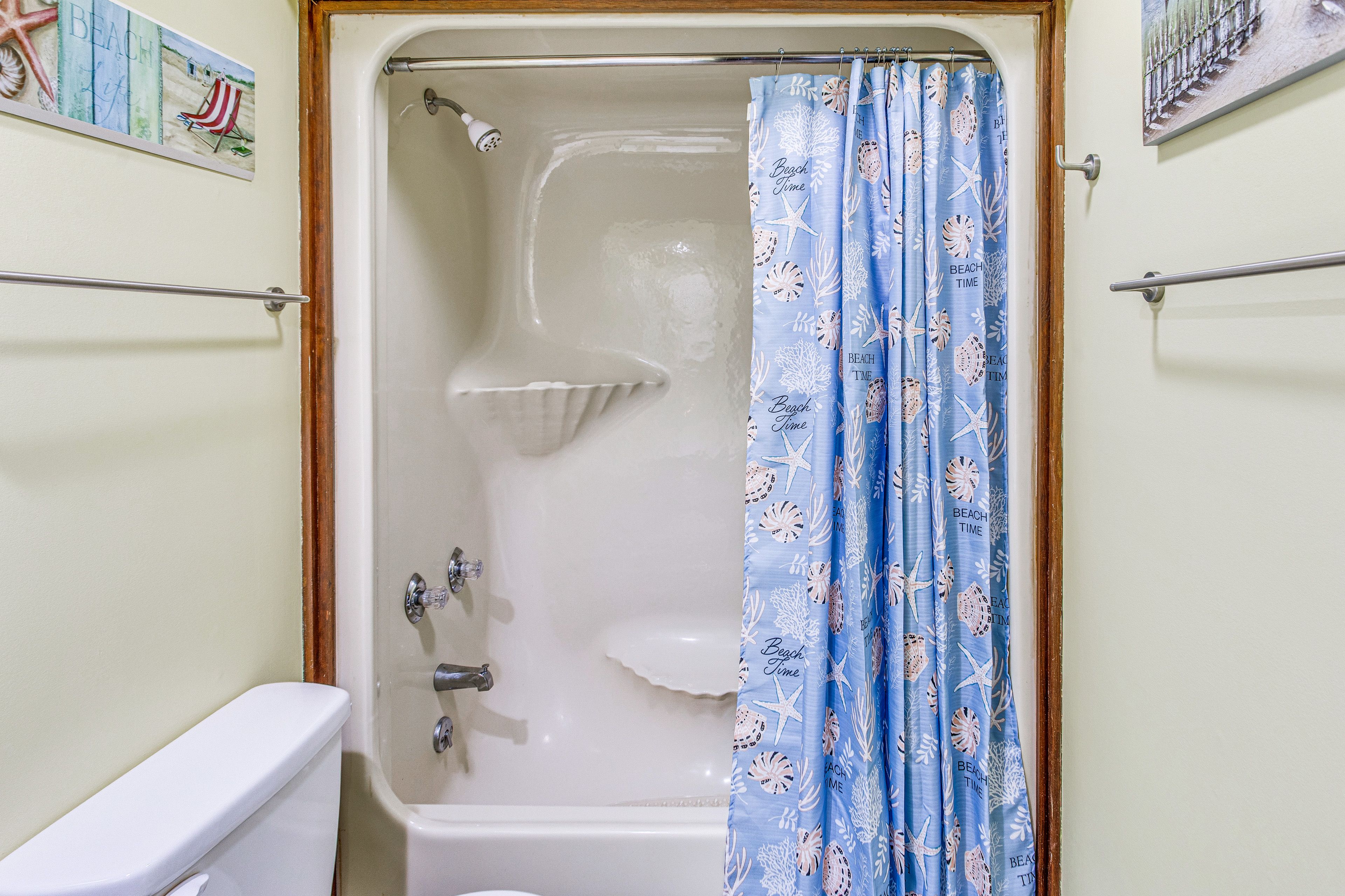 Full Bathroom | Towels Provided