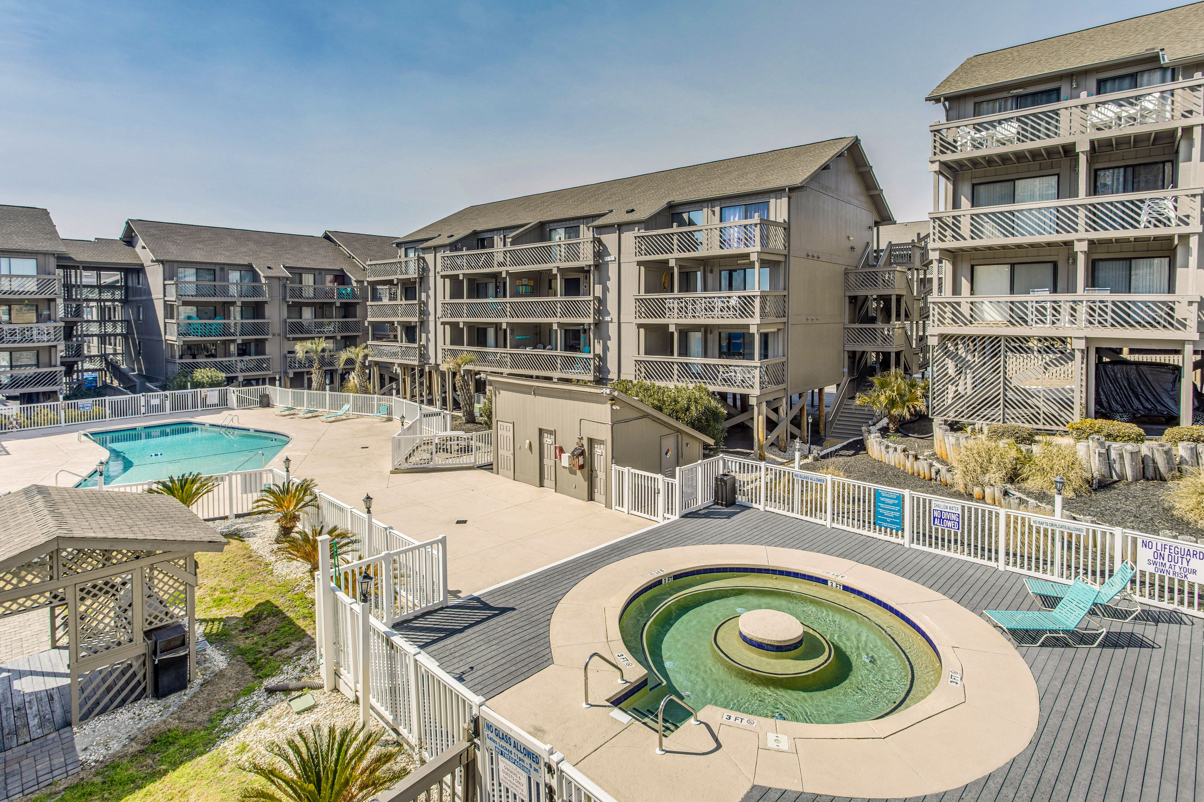 Shipwatch Pointe I | Community Pool & Hot Tub Area