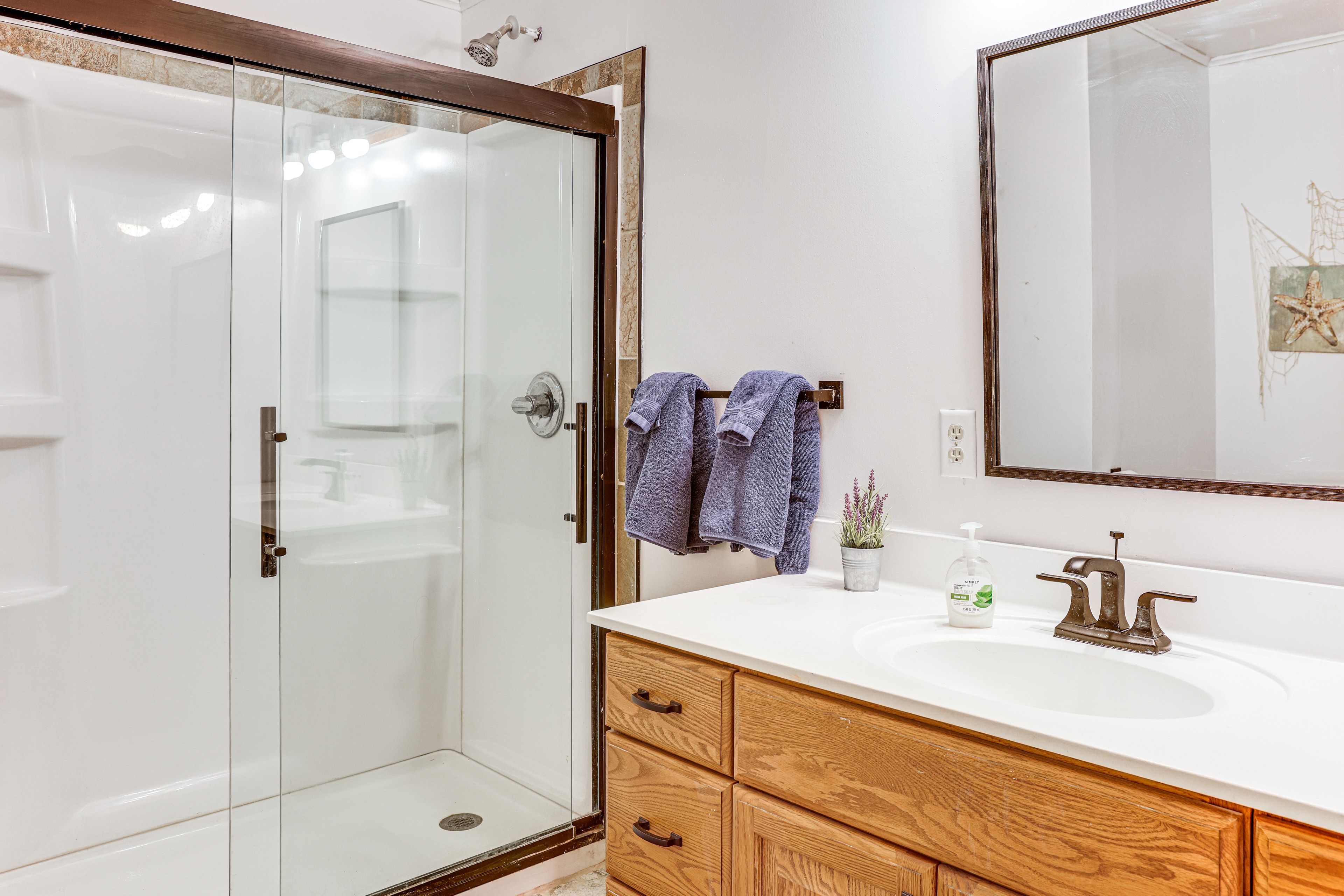 Full Bathroom | Towels Provided