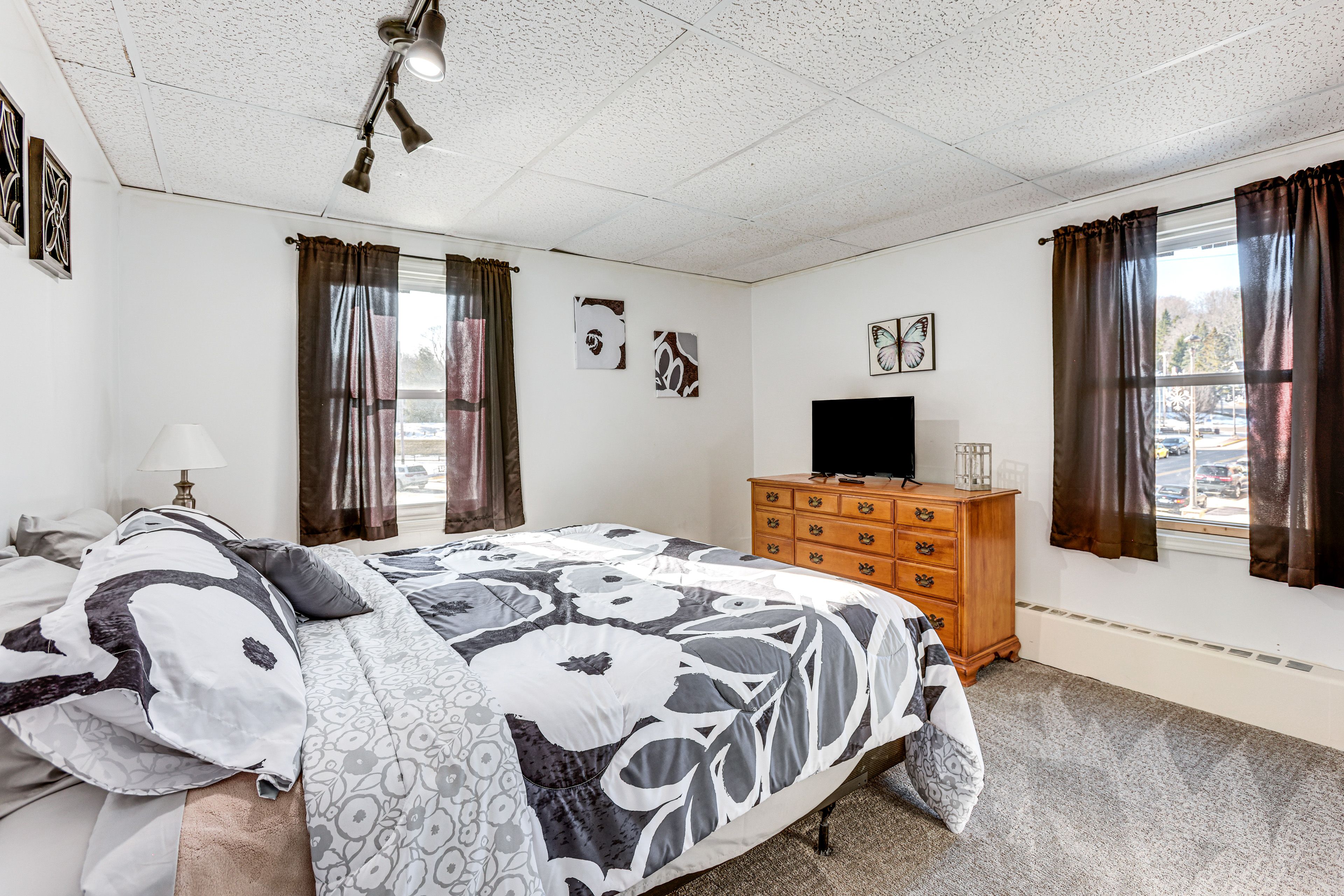 Bedroom 1 | King Bed | Linens Provided | Smart TV w/ Cable