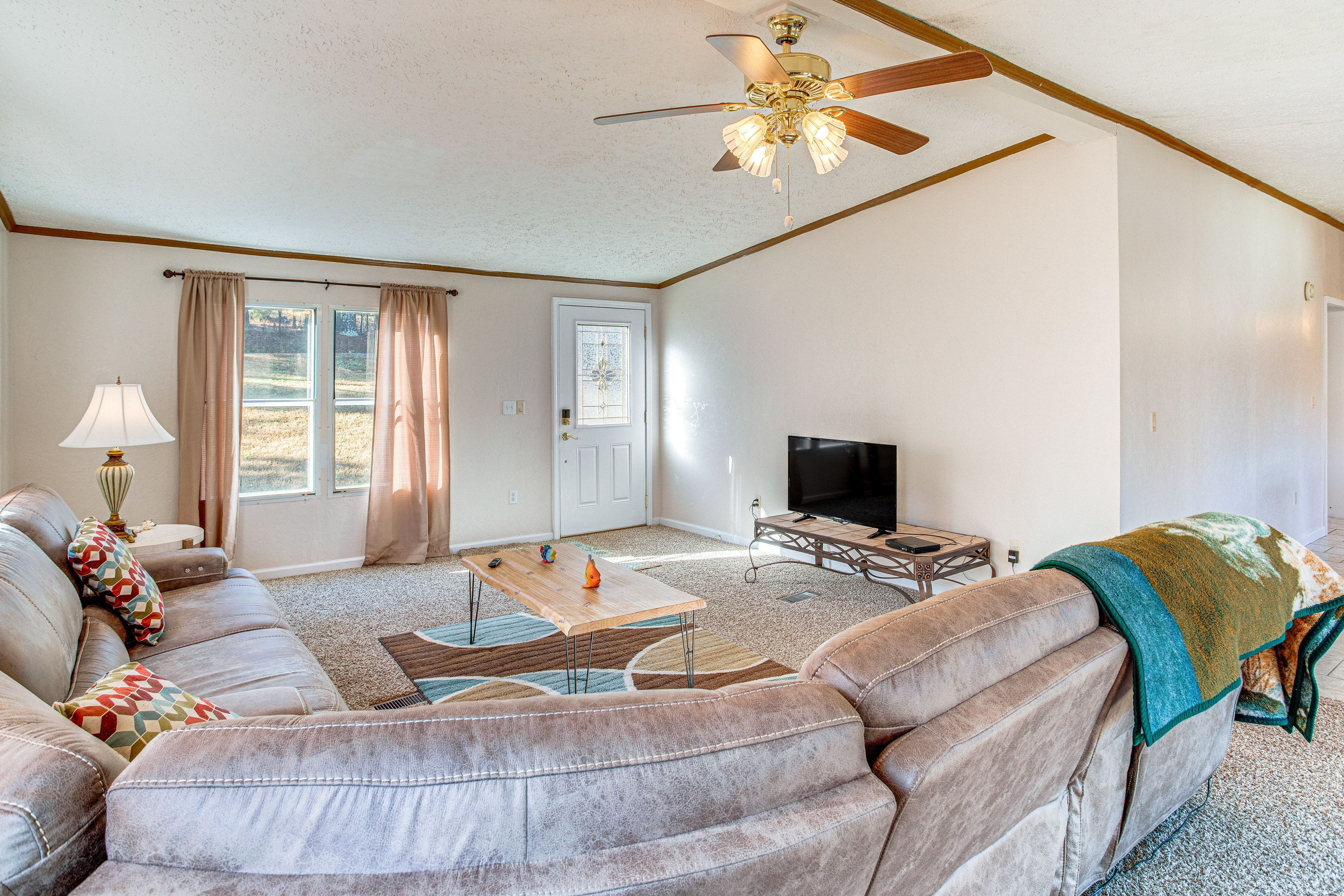 Living Room | Smart TV | Free WiFi | Single-Story Home