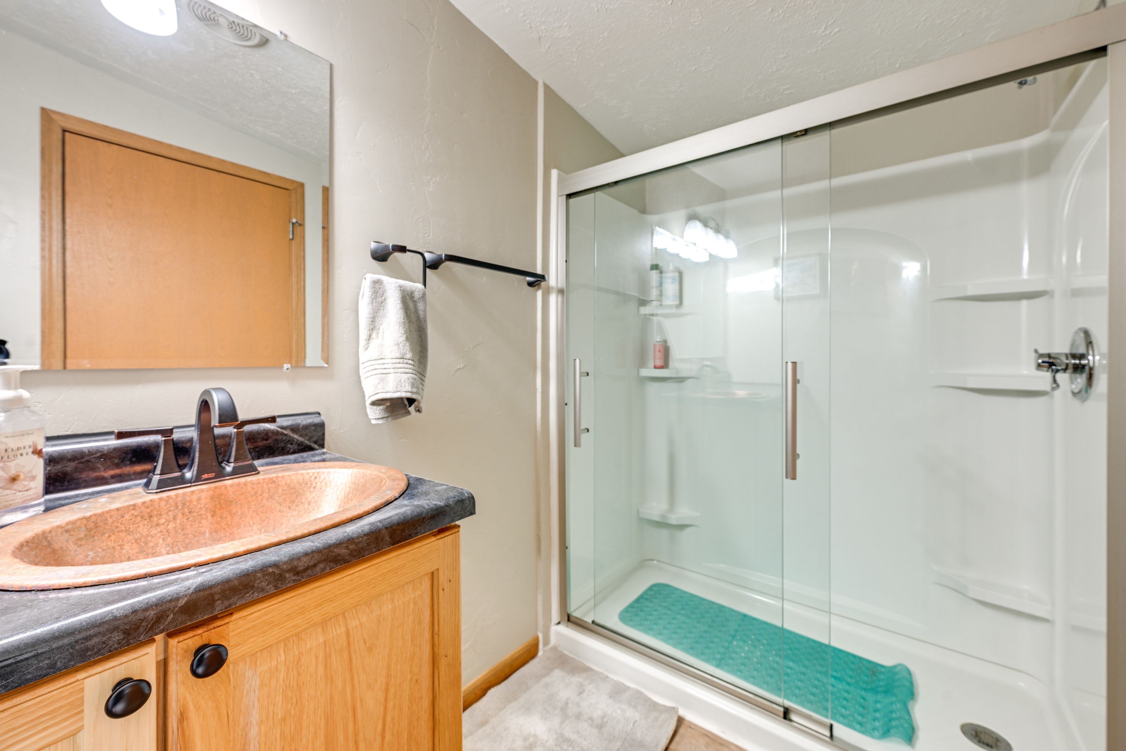 Full Bathroom | Towels Provided