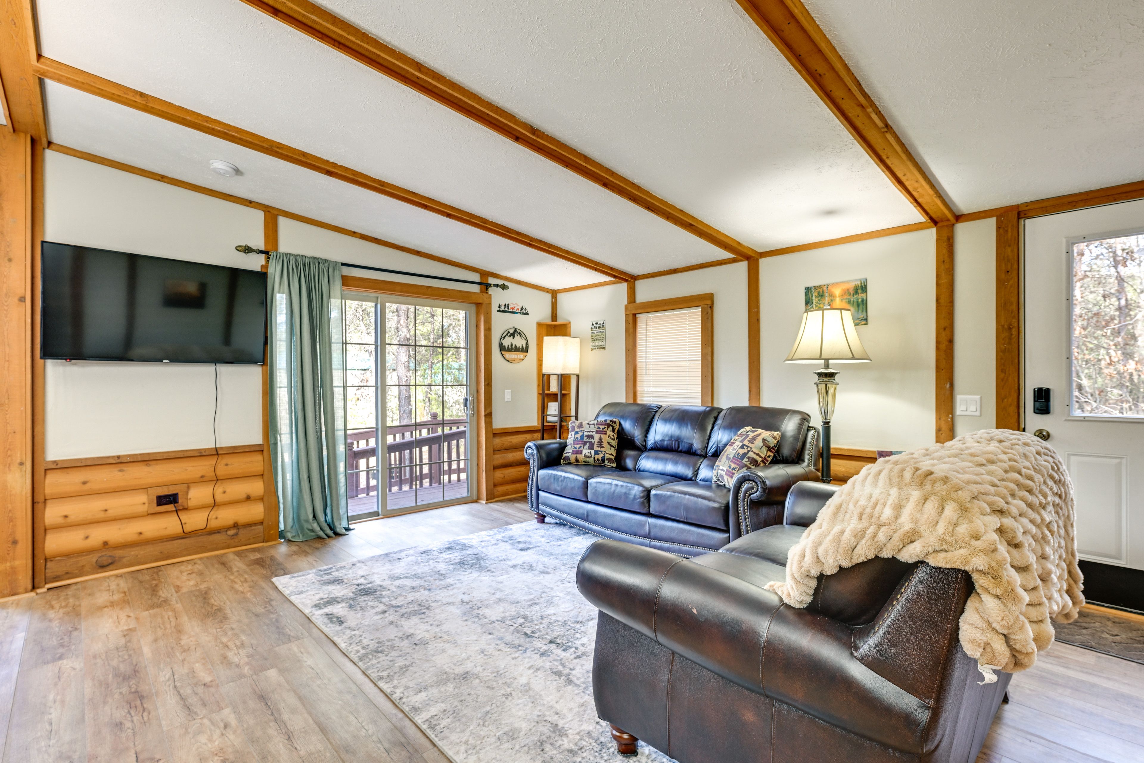 Living Room | Free WiFi | Smart TV | Fireplace