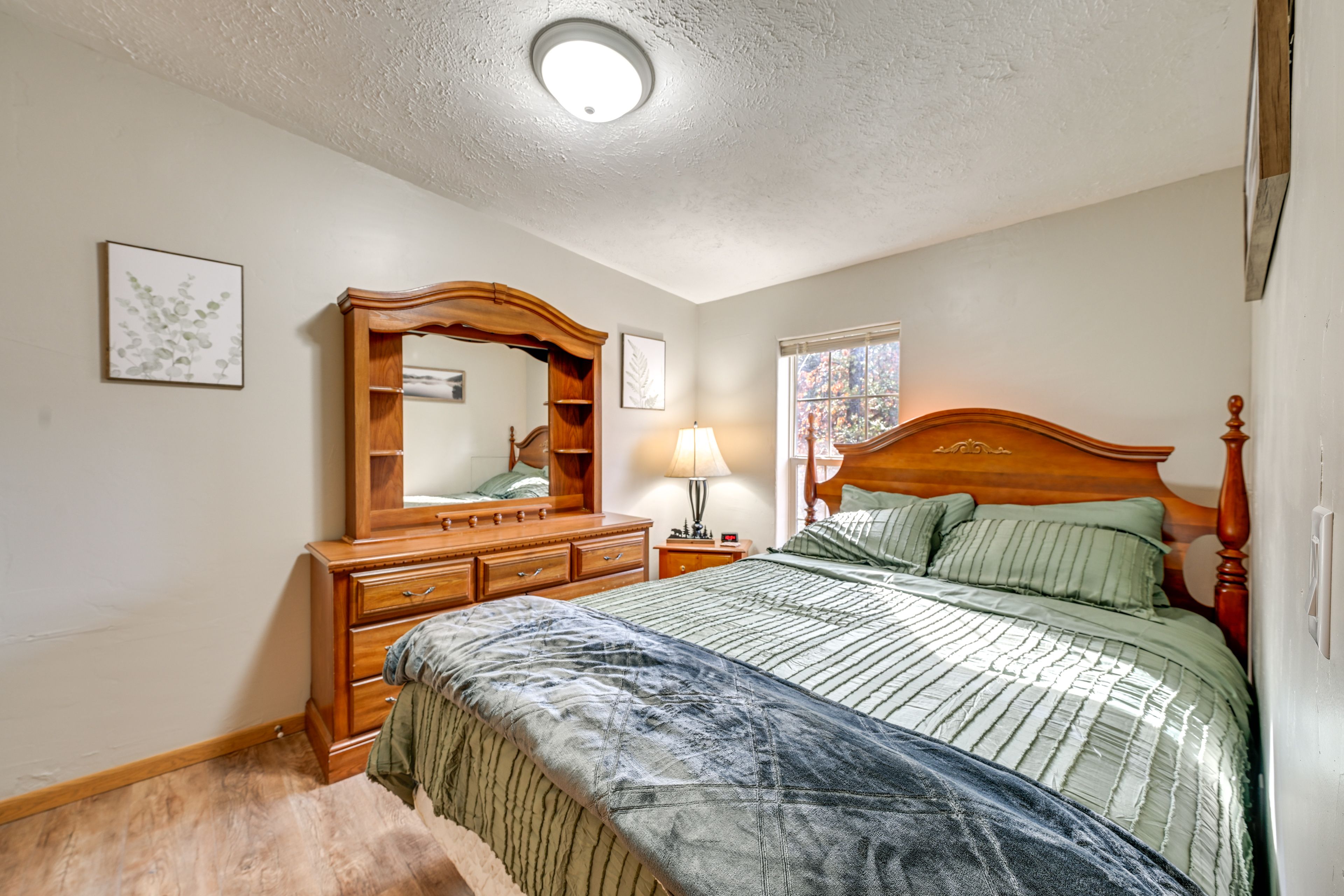 Bedroom 2 | Queen Bed