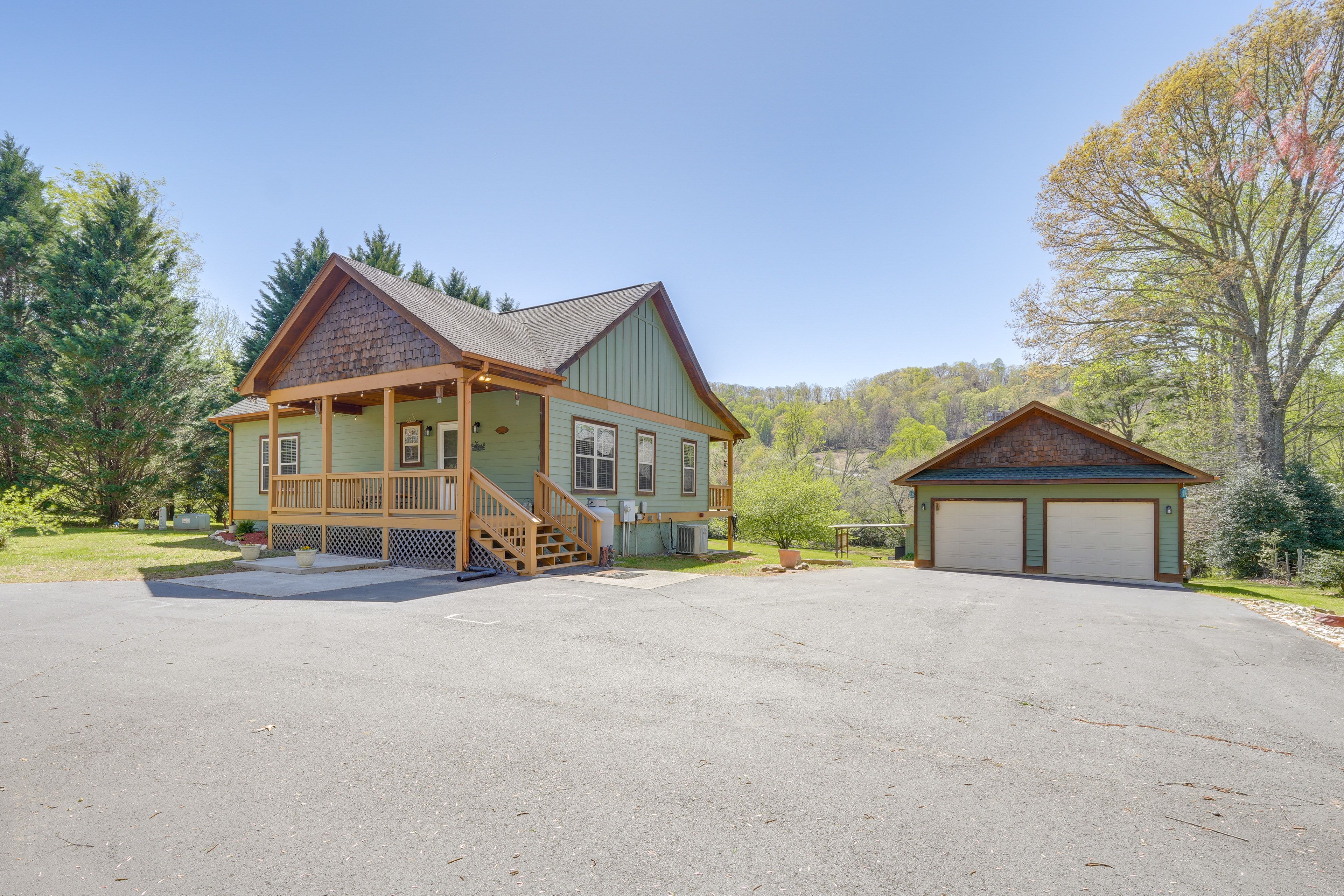 Parking | Driveway (4 Vehicles) | RV/Trailer Parking