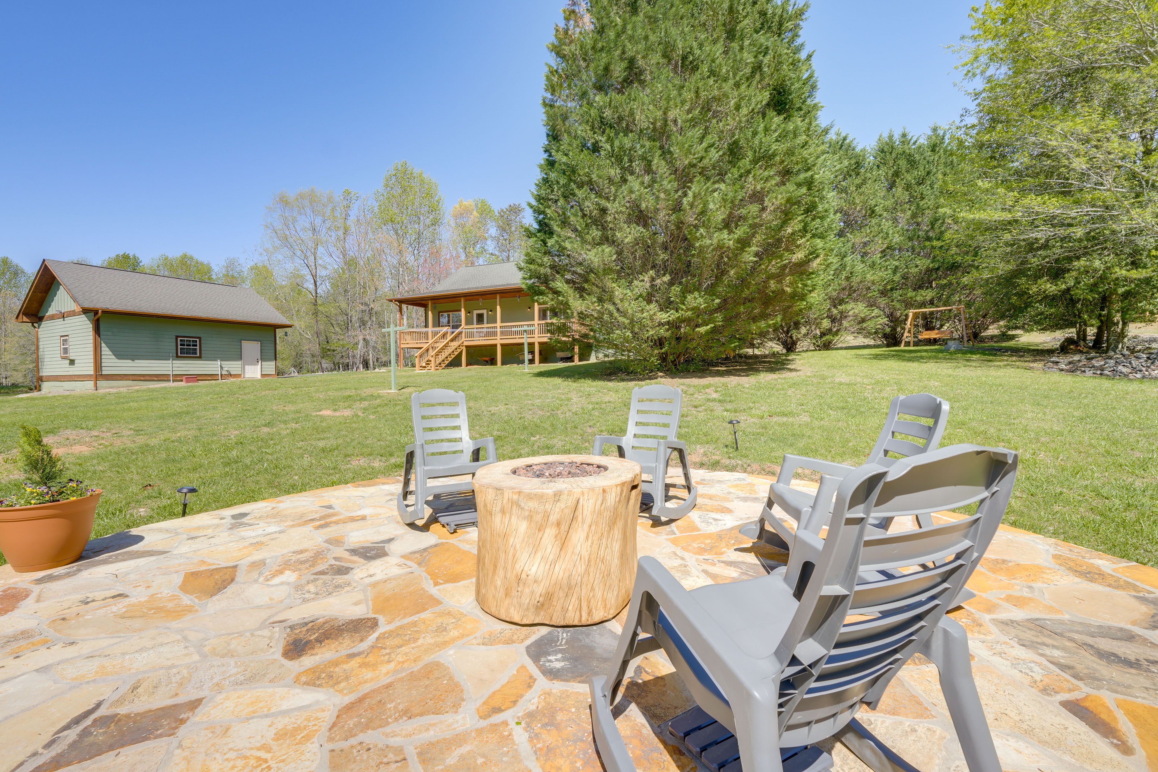 Large Backyard | Propane Fire Pit | Picnic Table | Swing | Mountain Views