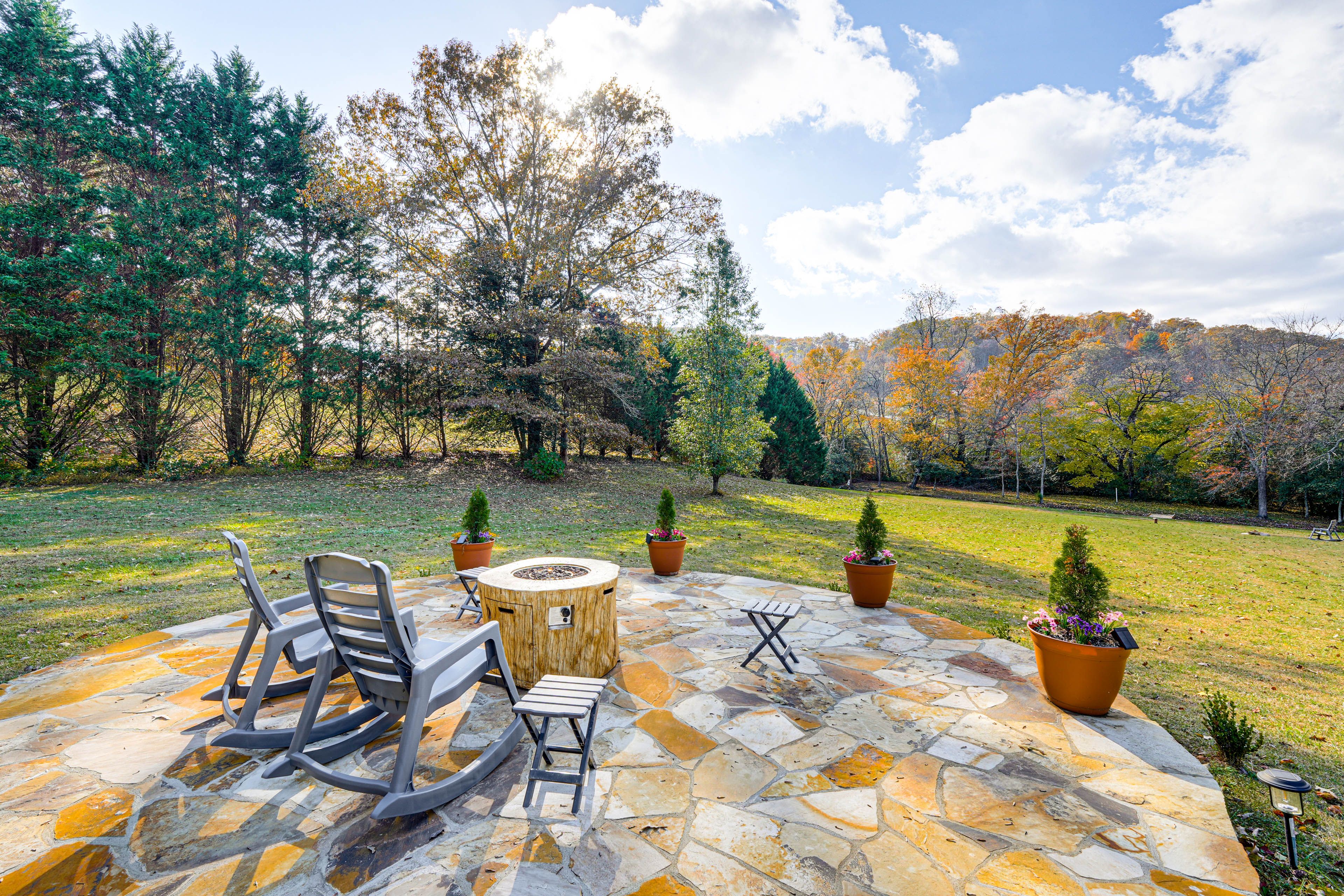 Large Backyard | Propane Fire Pit | Picnic Table | Swing | Mountain Views