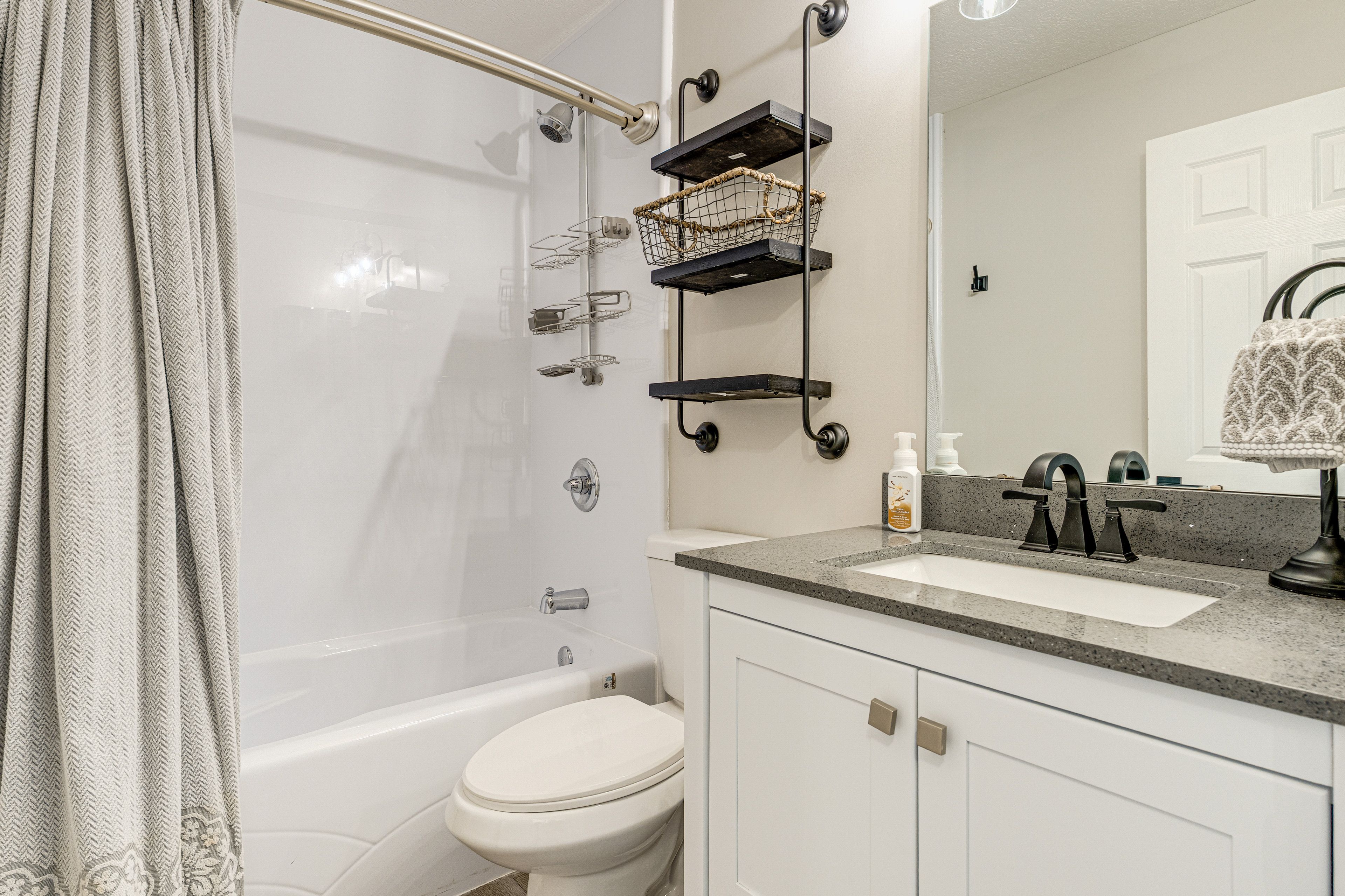 Bathroom | 2nd Floor