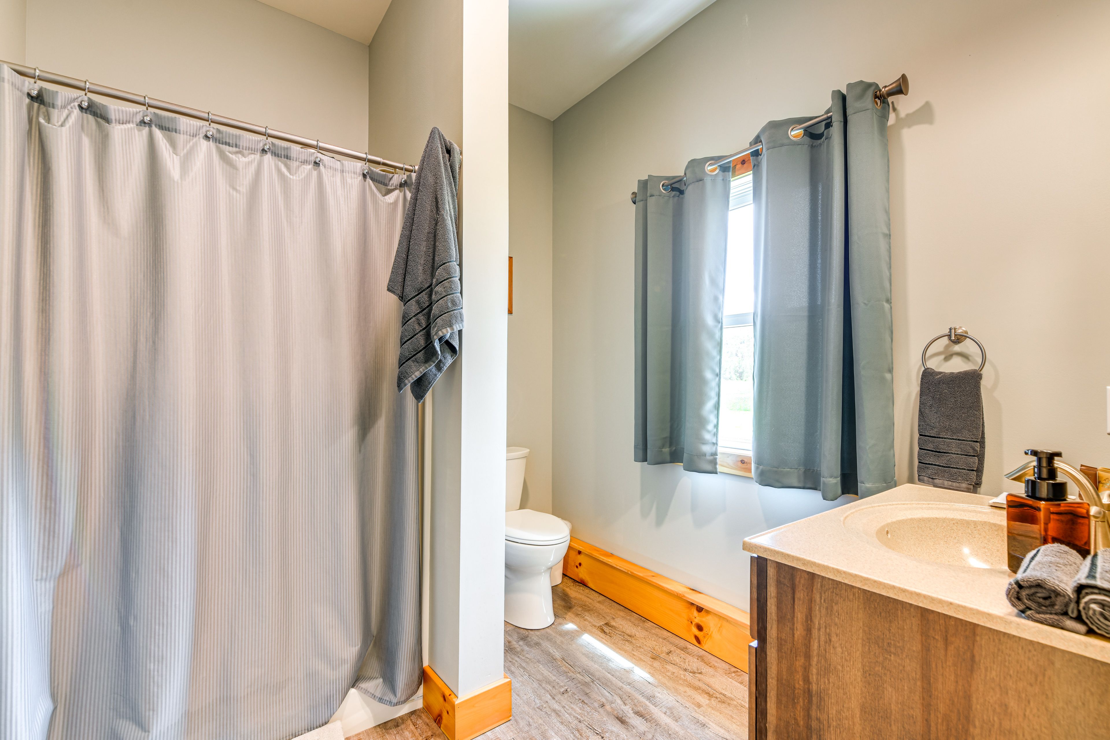 Full Bathroom | Towels Provided | Main Level