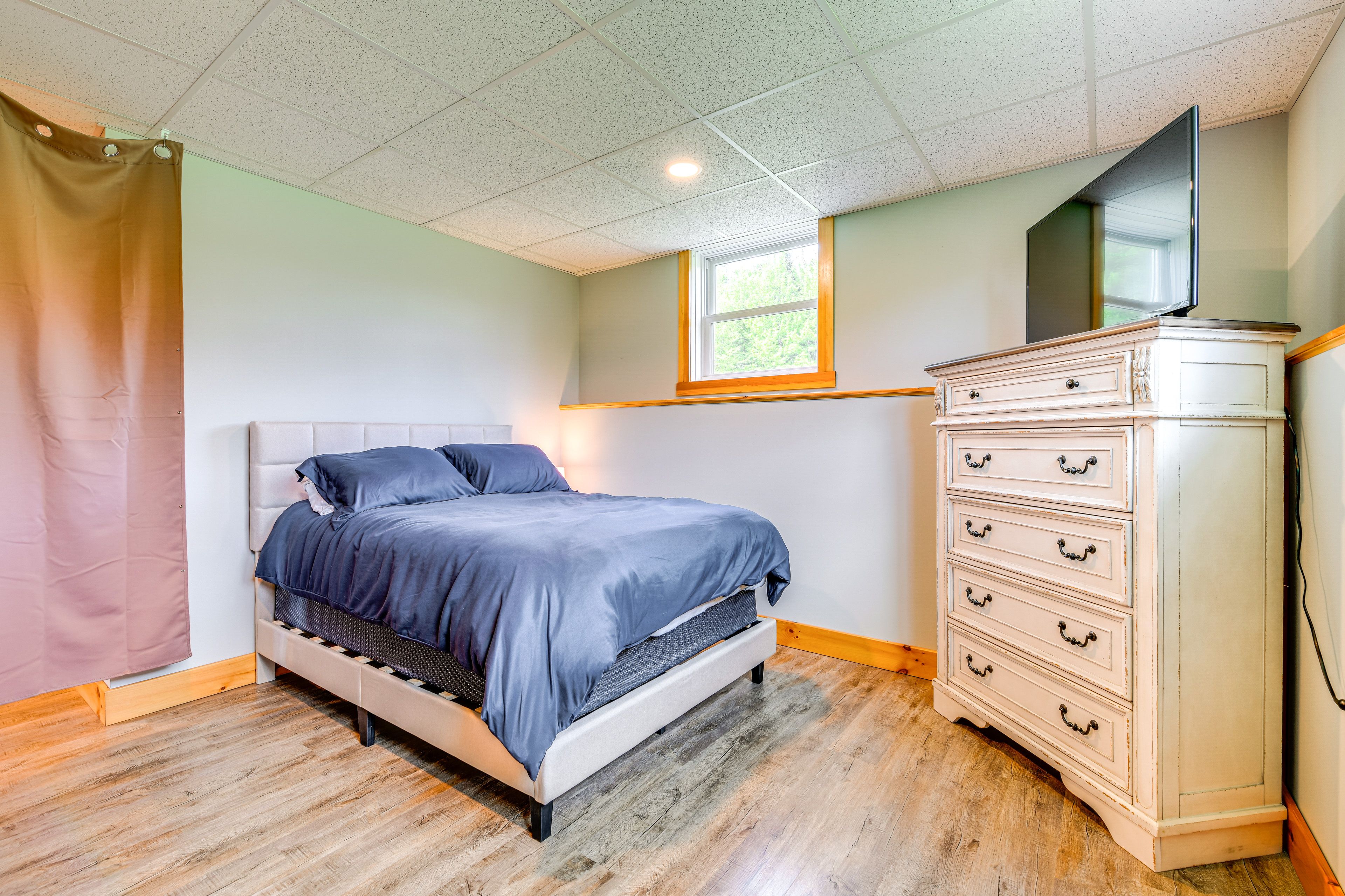 Sleeping Nook | Queen Bed | Smart TV | Lower Level