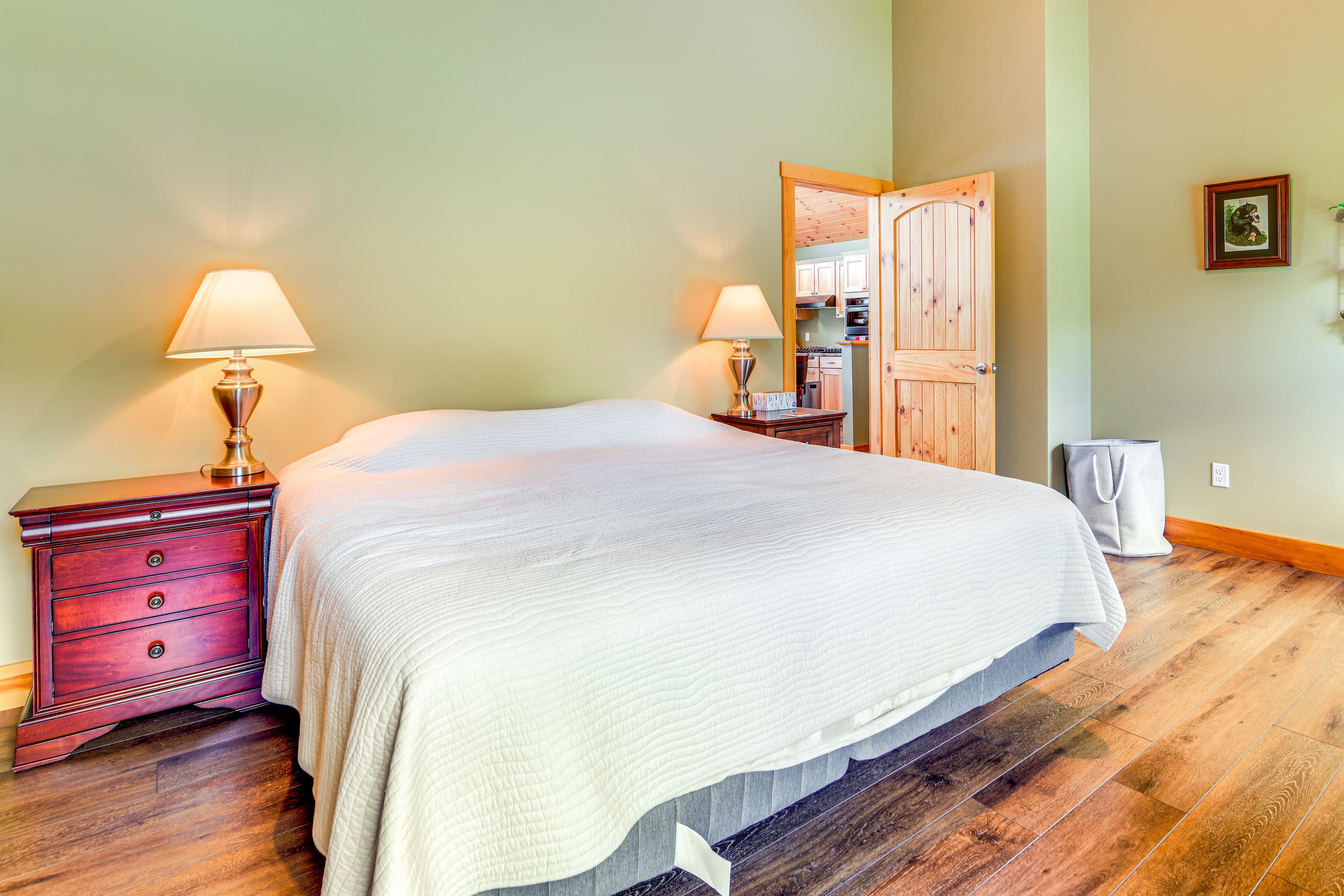 Bedroom 2 | King Bed | Smart TV | Upper Level