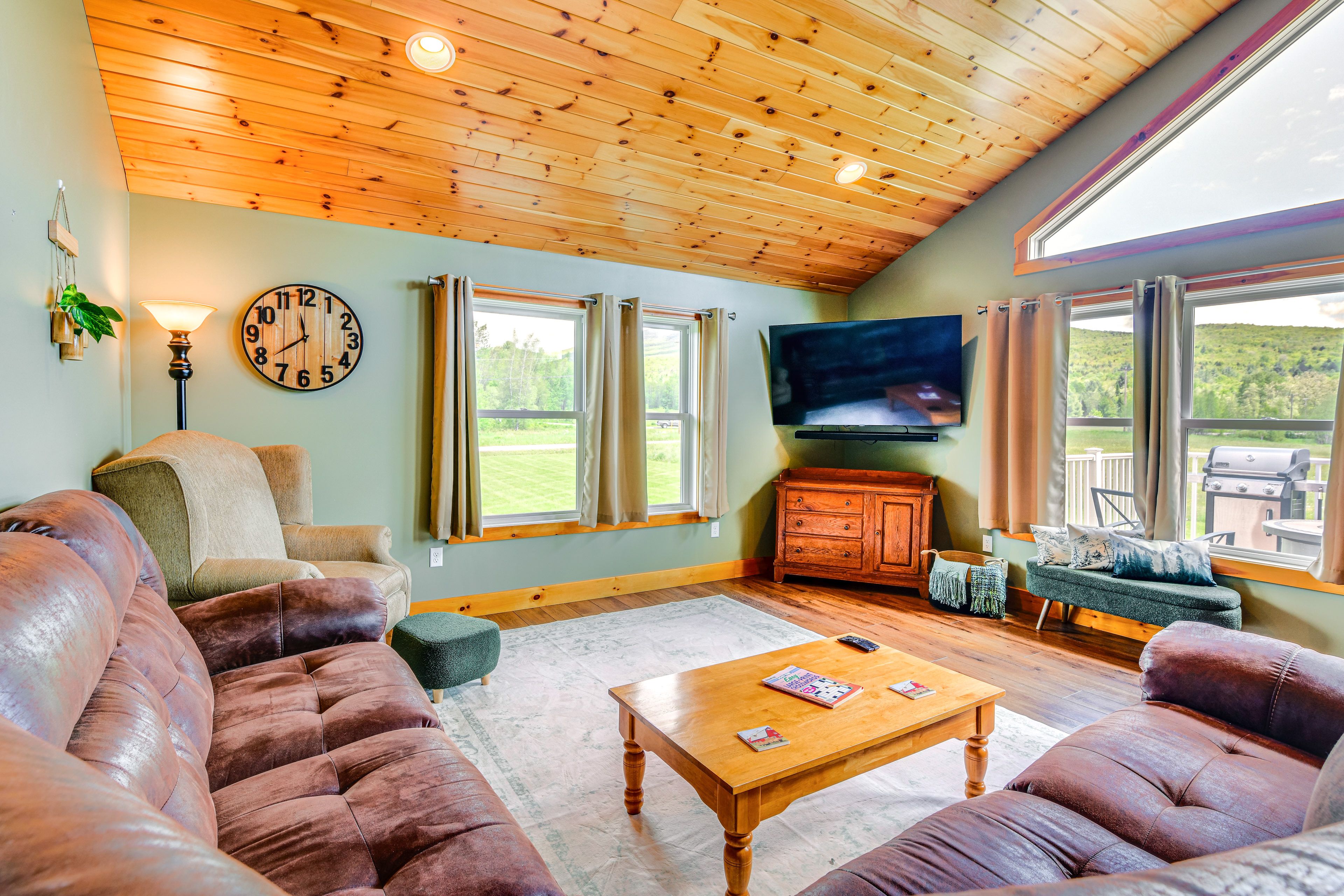 Living Room | Upper Level | Free WiFi | Smart TV