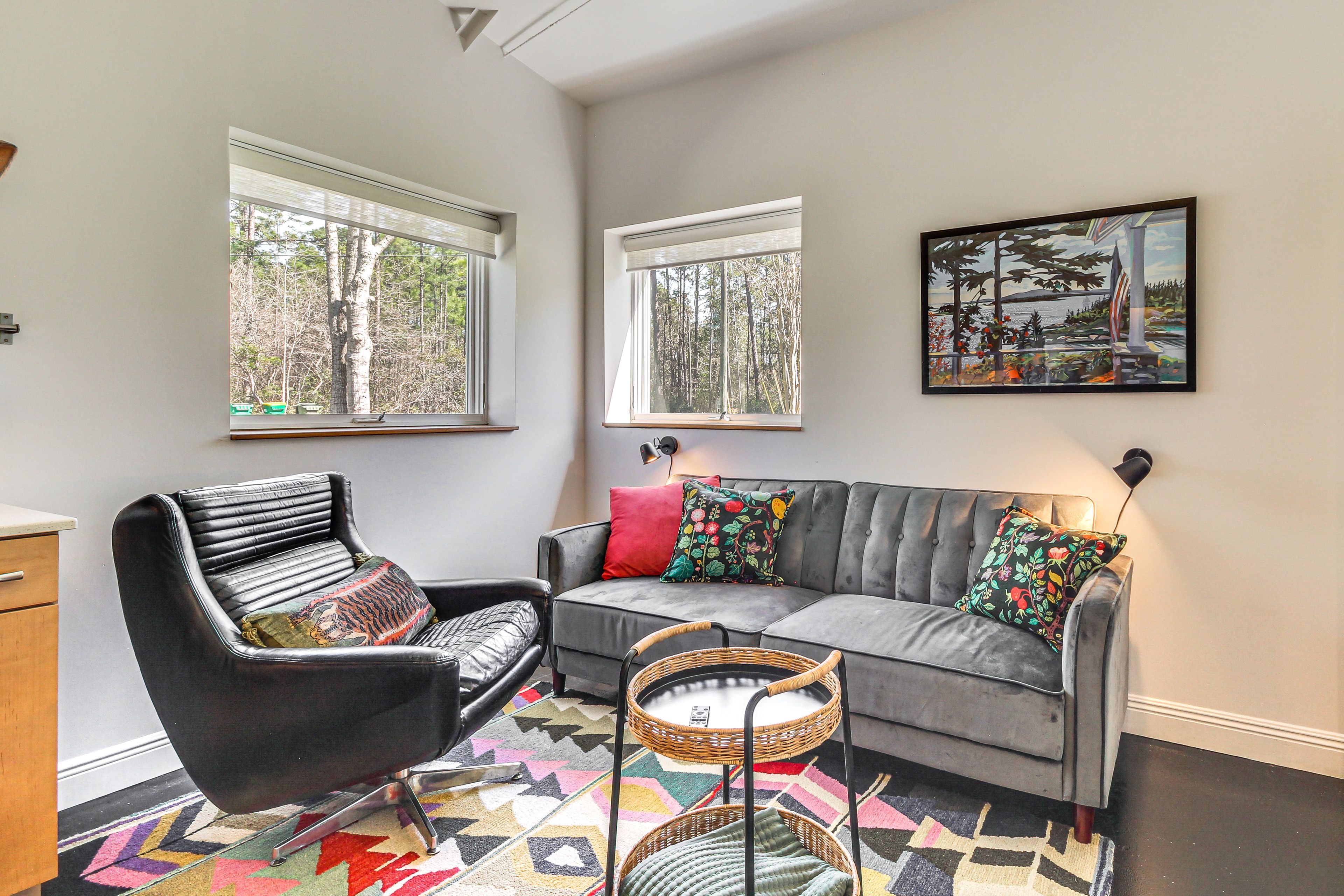 Living Room | Twin Sleeper Sofa | Smart TV | Free WiFi