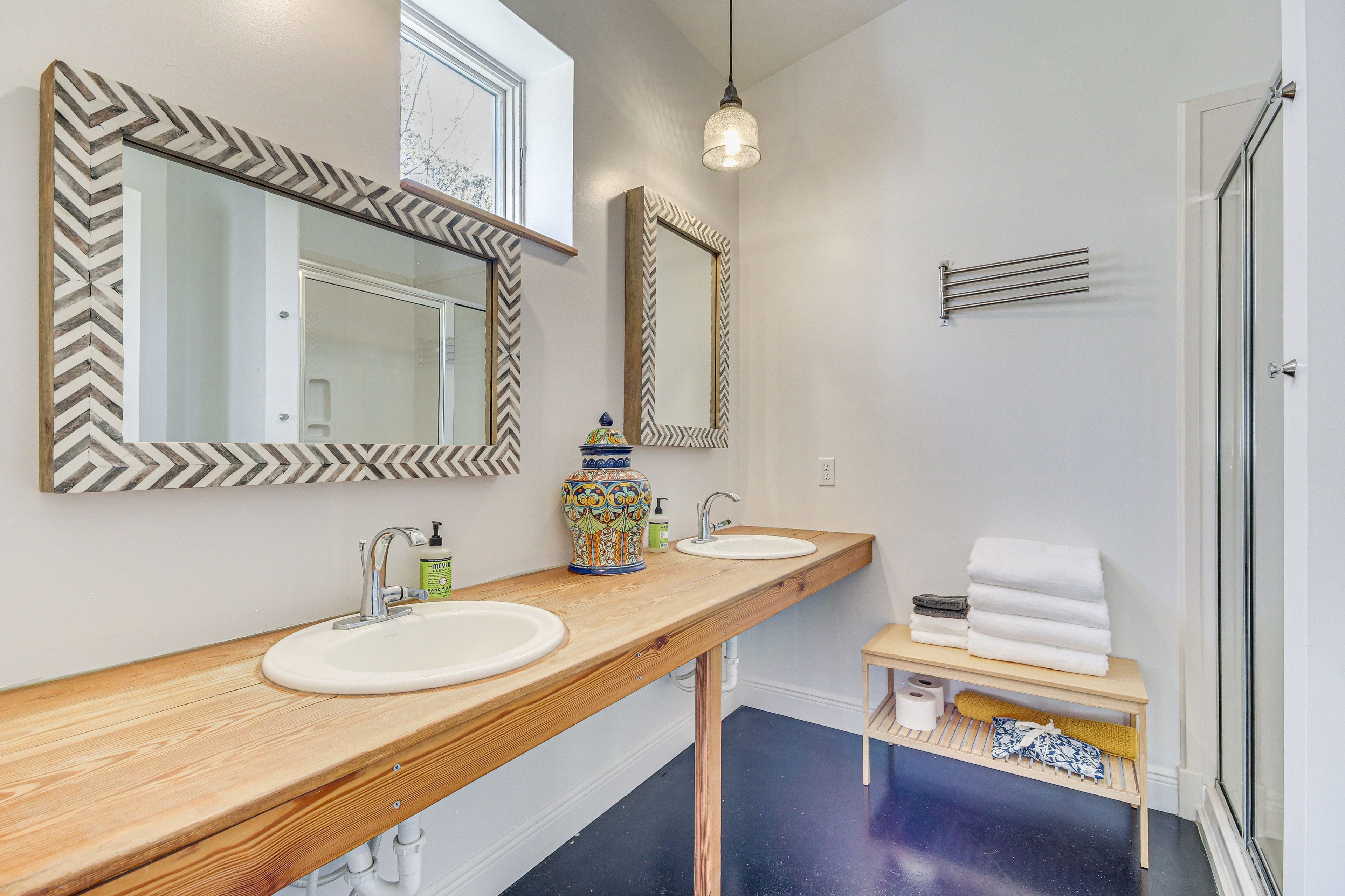 Full Bathroom | Towels Provided