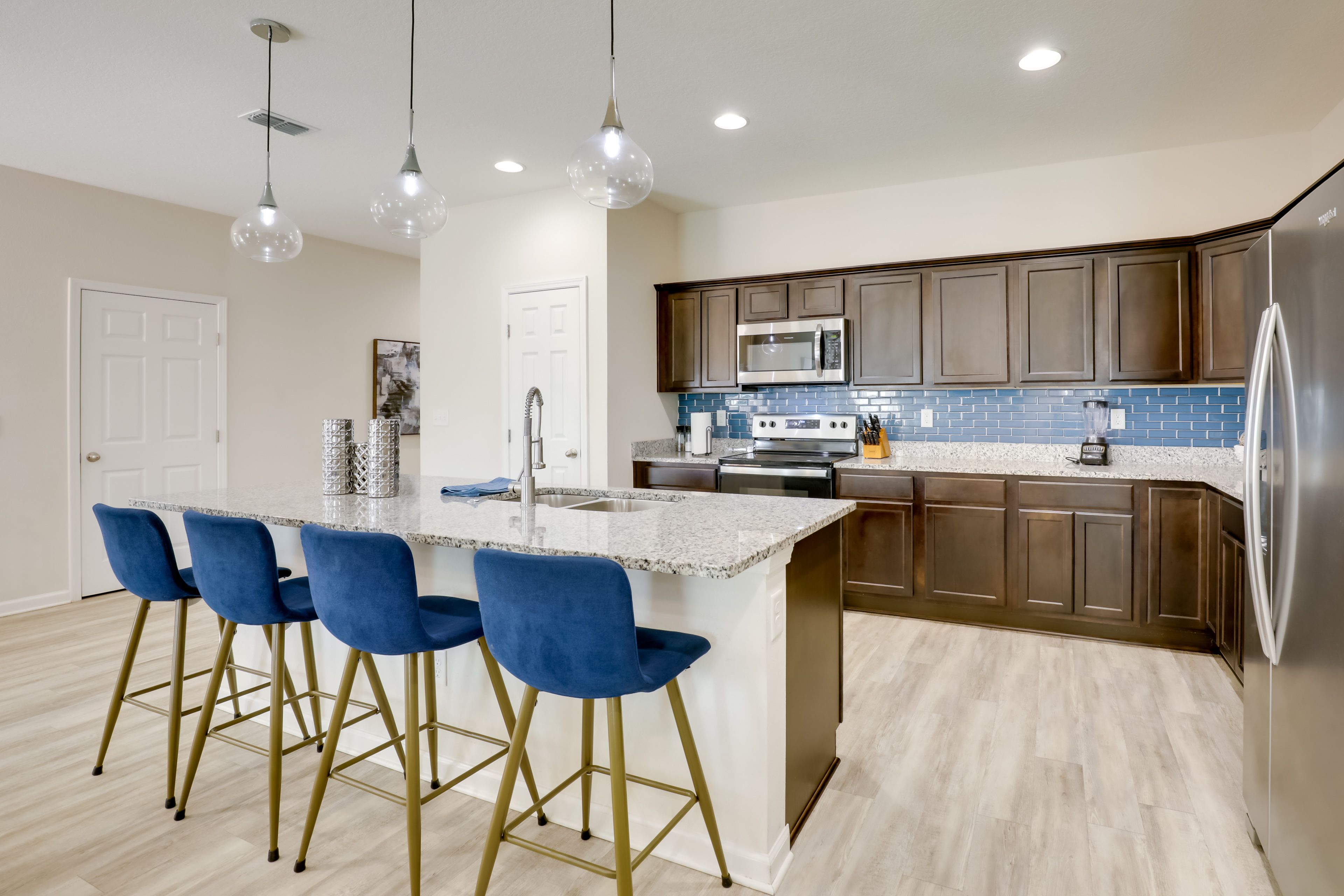 Kitchen | Dishwasher | Breakfast Bar | 1st Floor