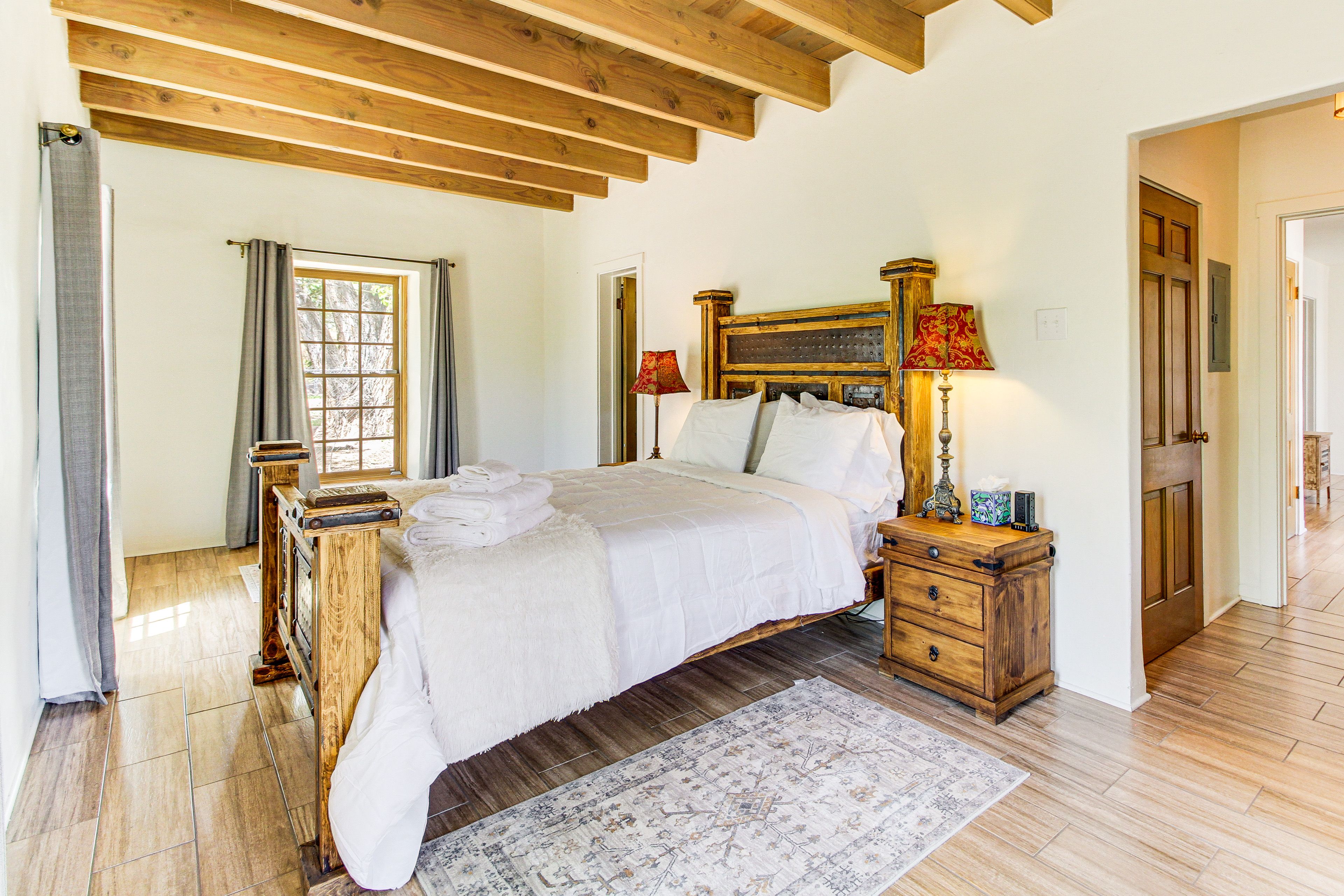 Bedroom 4 | Queen Bed | Desk