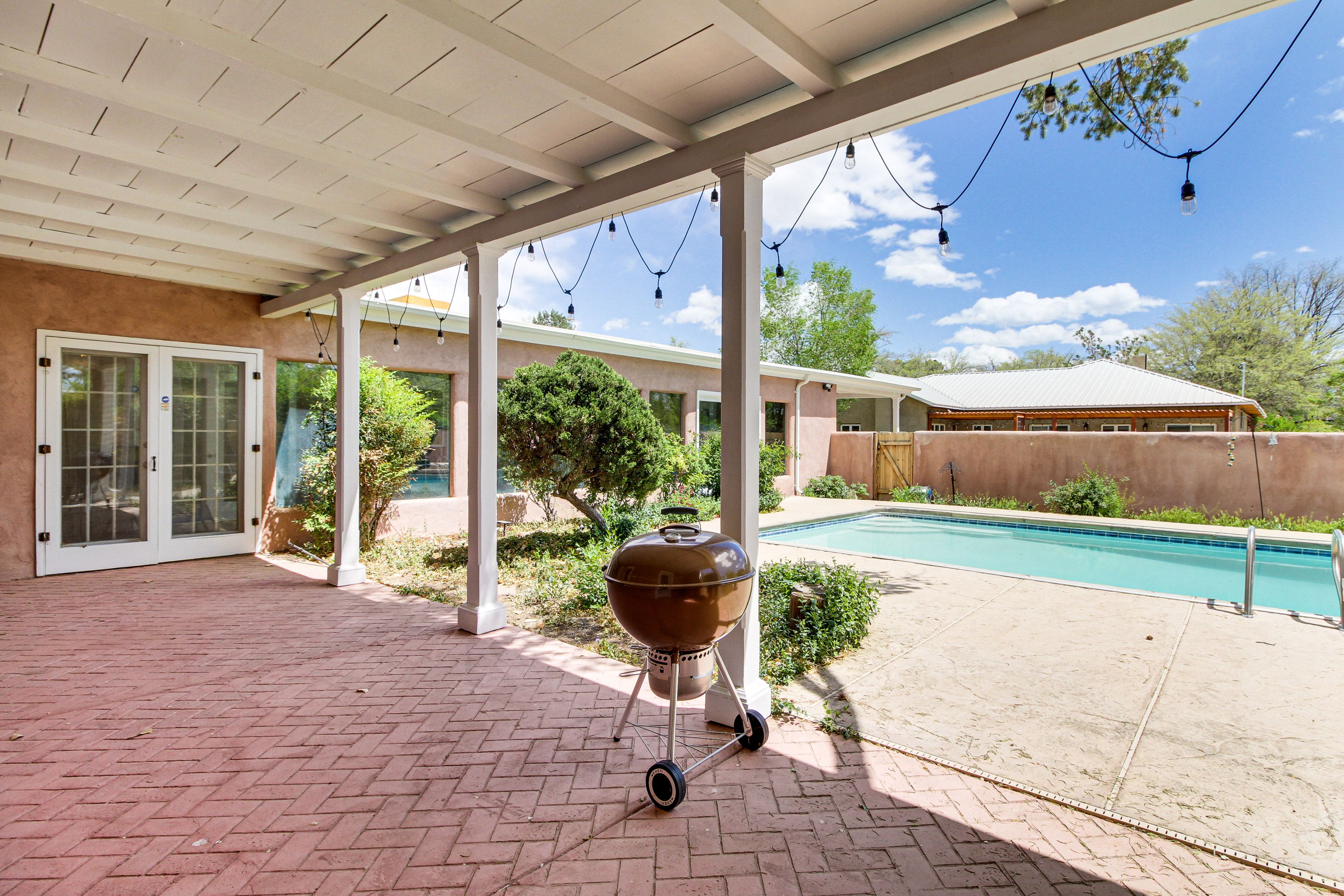 Covered Patio | Charcoal Grill
