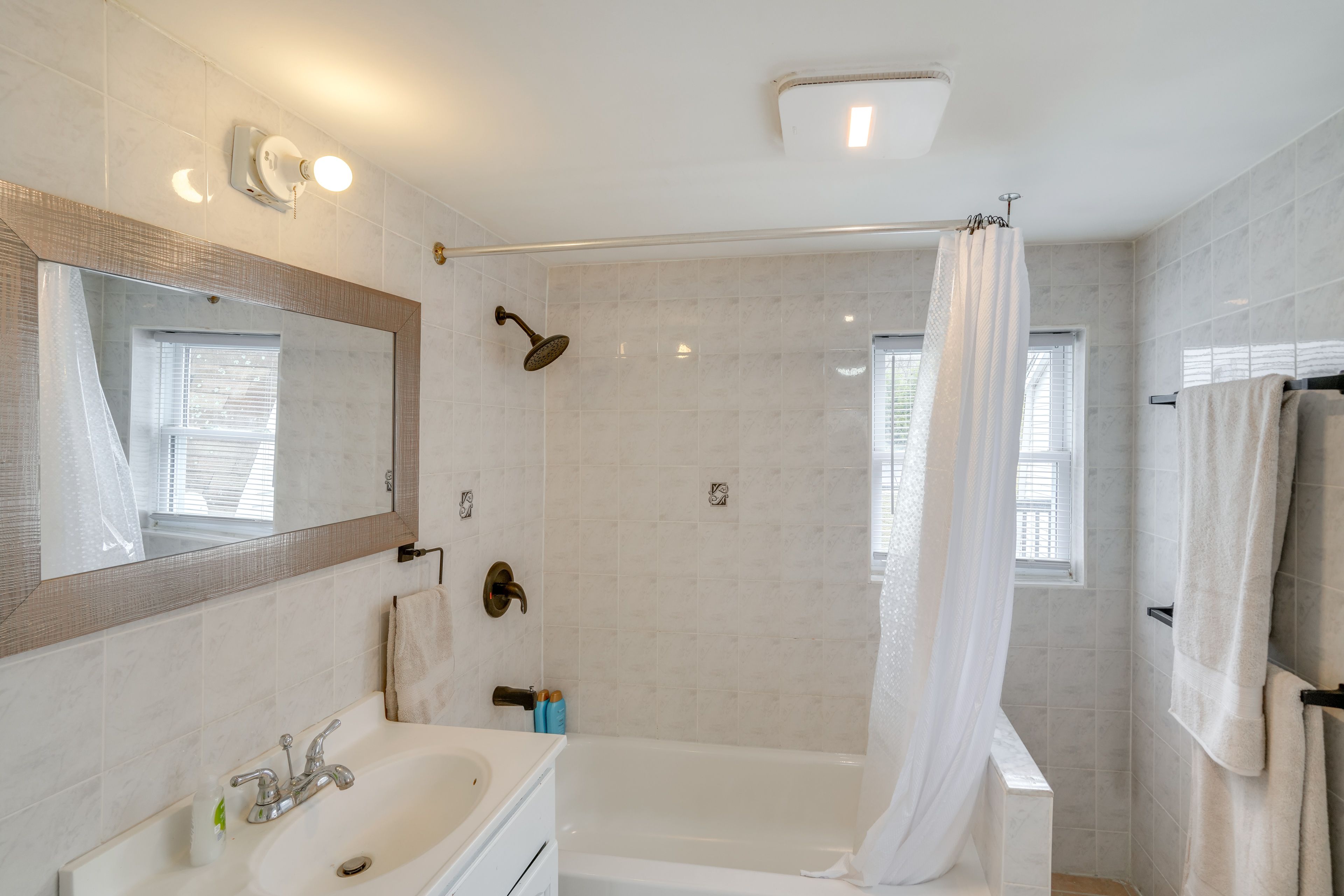 Full Bathroom | Towels Provided | Complimentary Toiletries | Hair Dryer