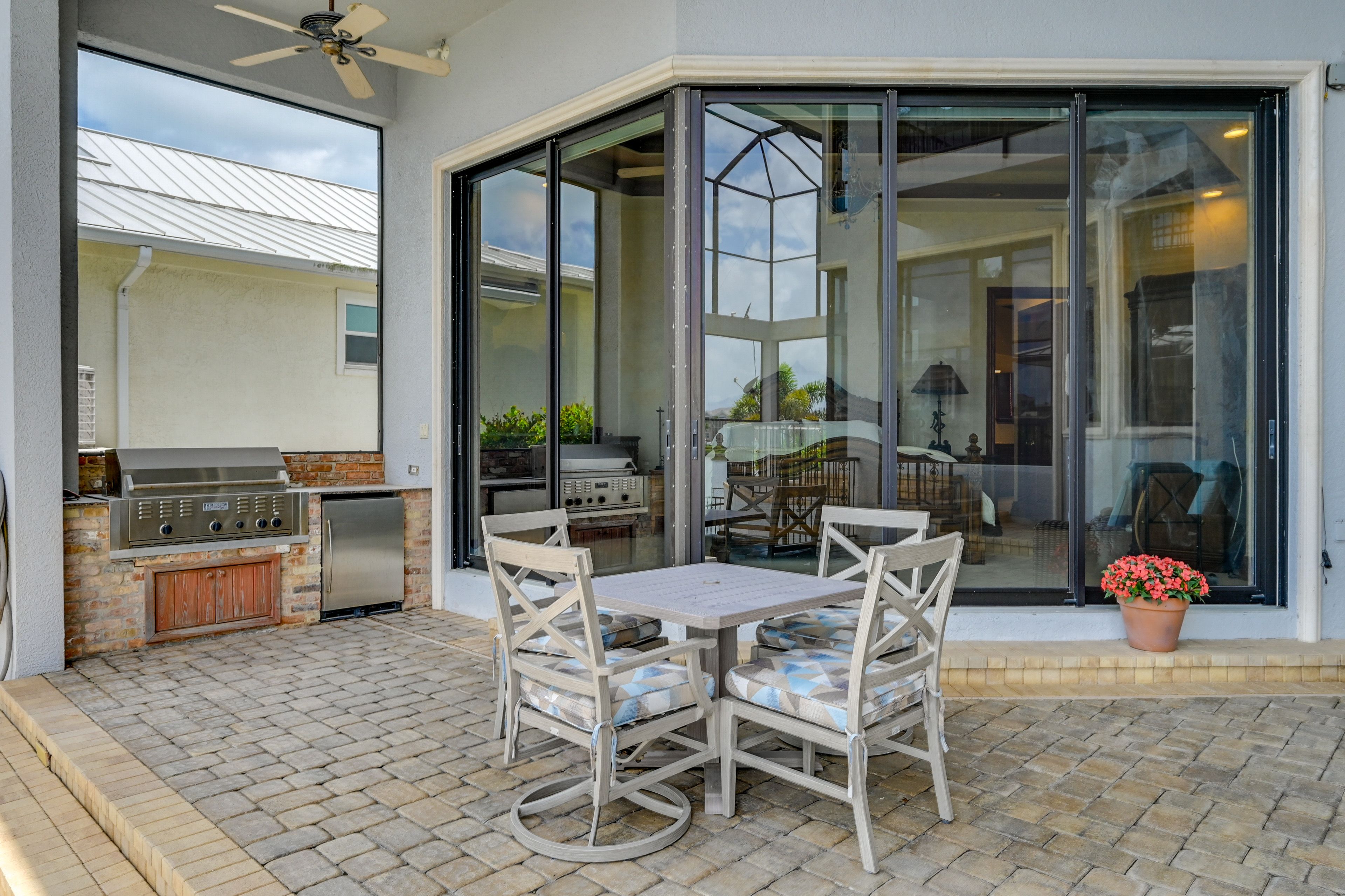 Outdoor Dining Area | Gas Grill