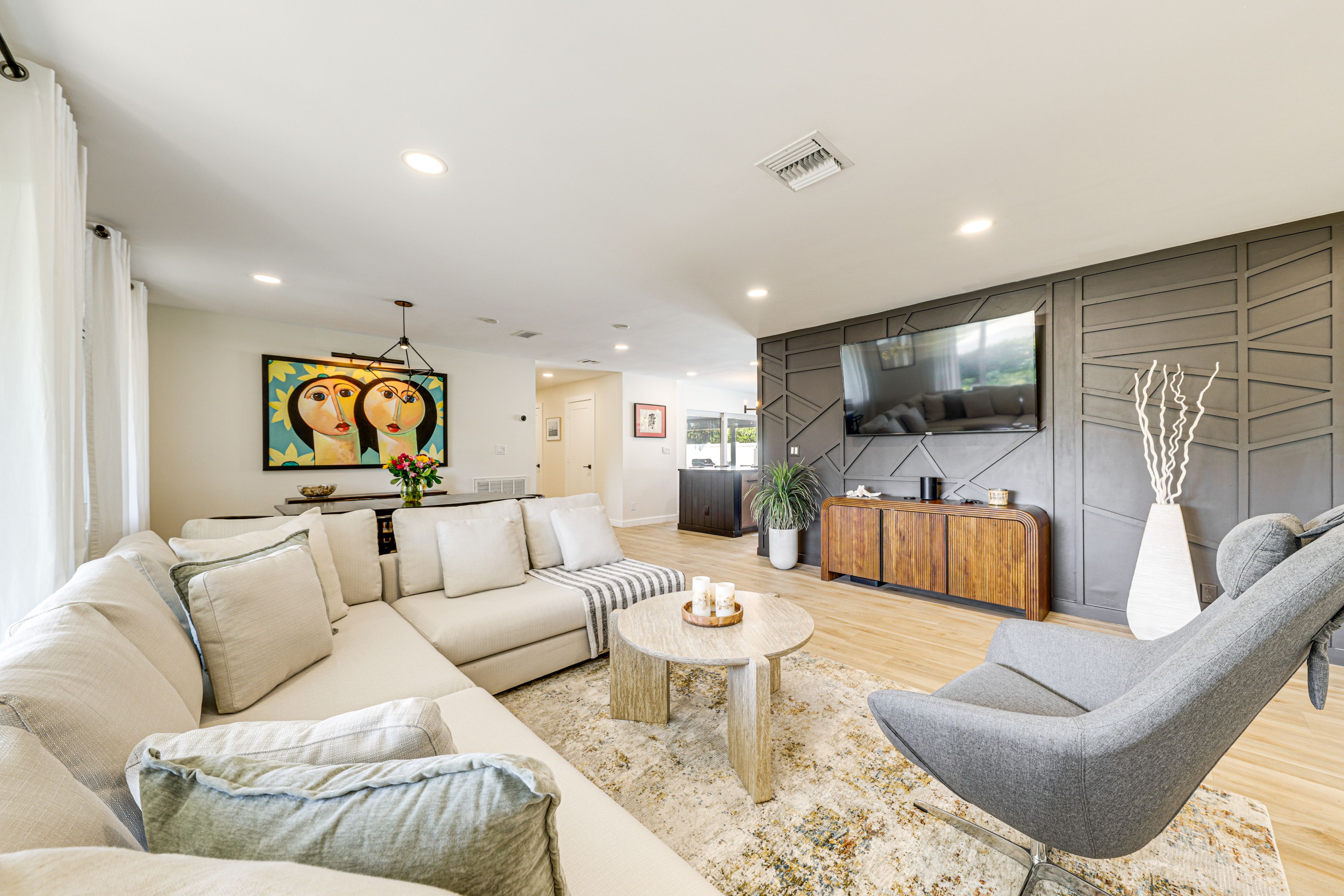 Living Room | Free WiFi | Central Heating & Air Conditioning