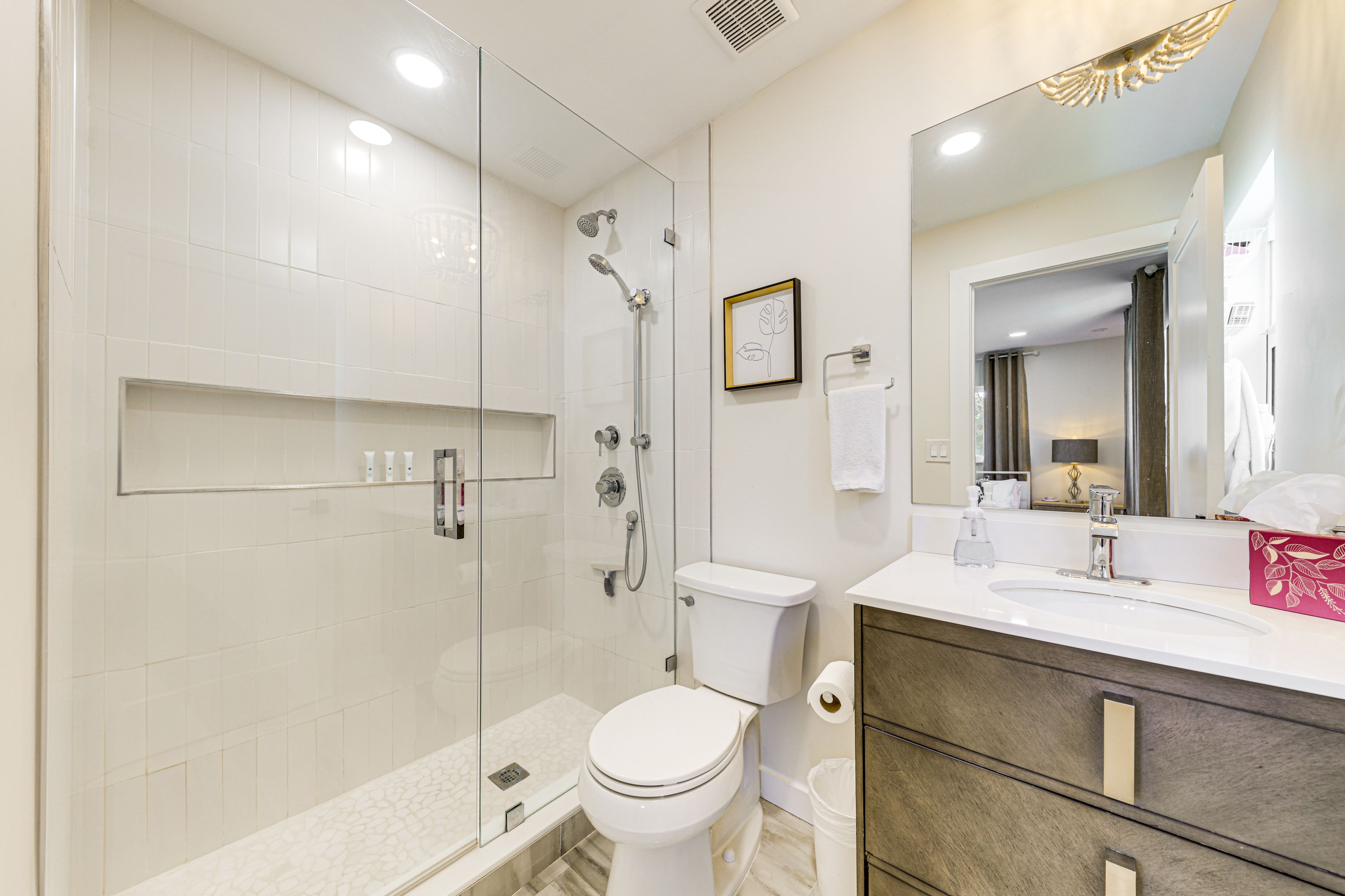Full Bathroom | Towels Provided | Complimentary Toiletries