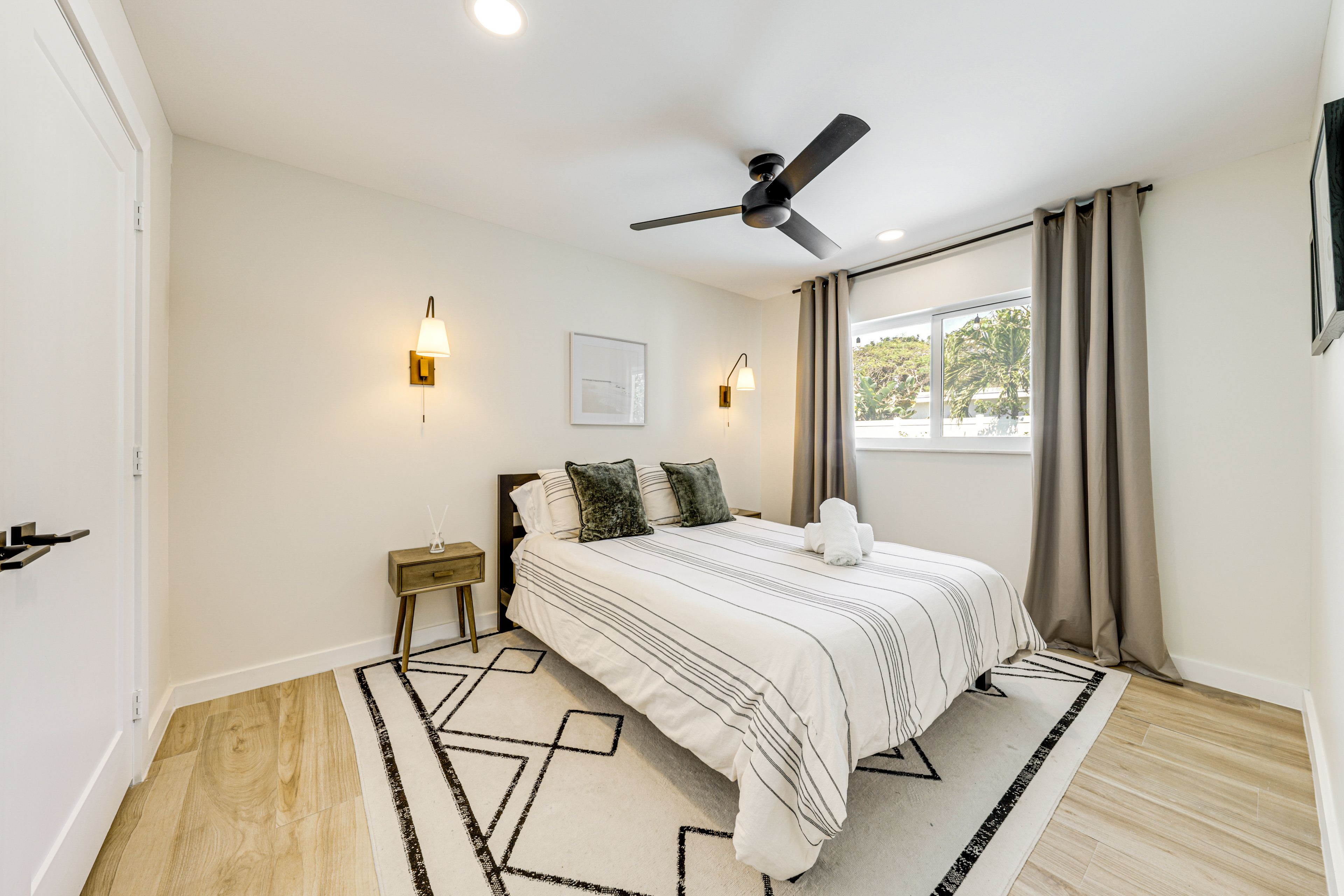 Bedroom 2 | Queen Bed