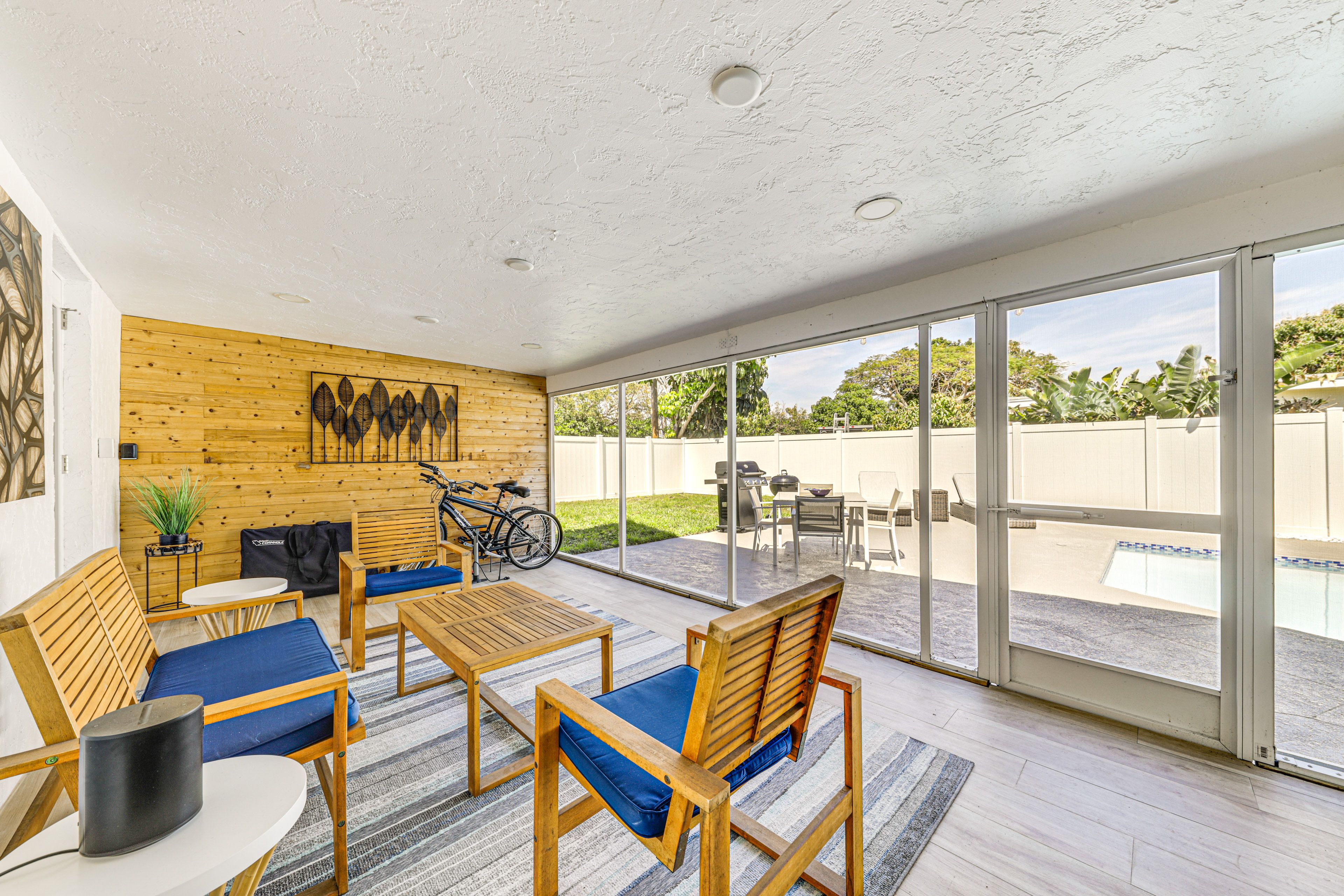 Exterior | Screened-In Lanai | Outdoor Dining Area