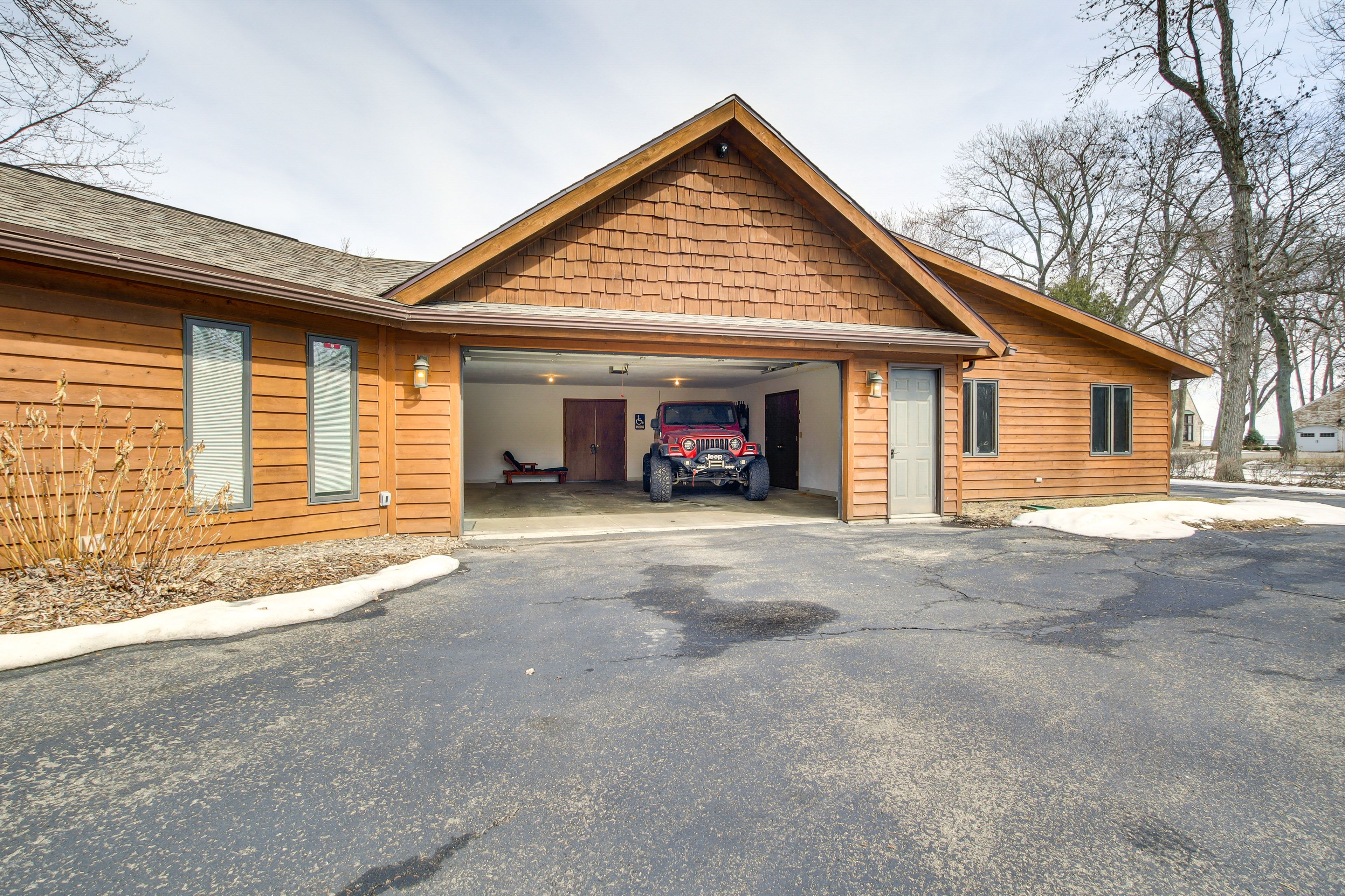 Exterior | Driveway (12 Vehicles)