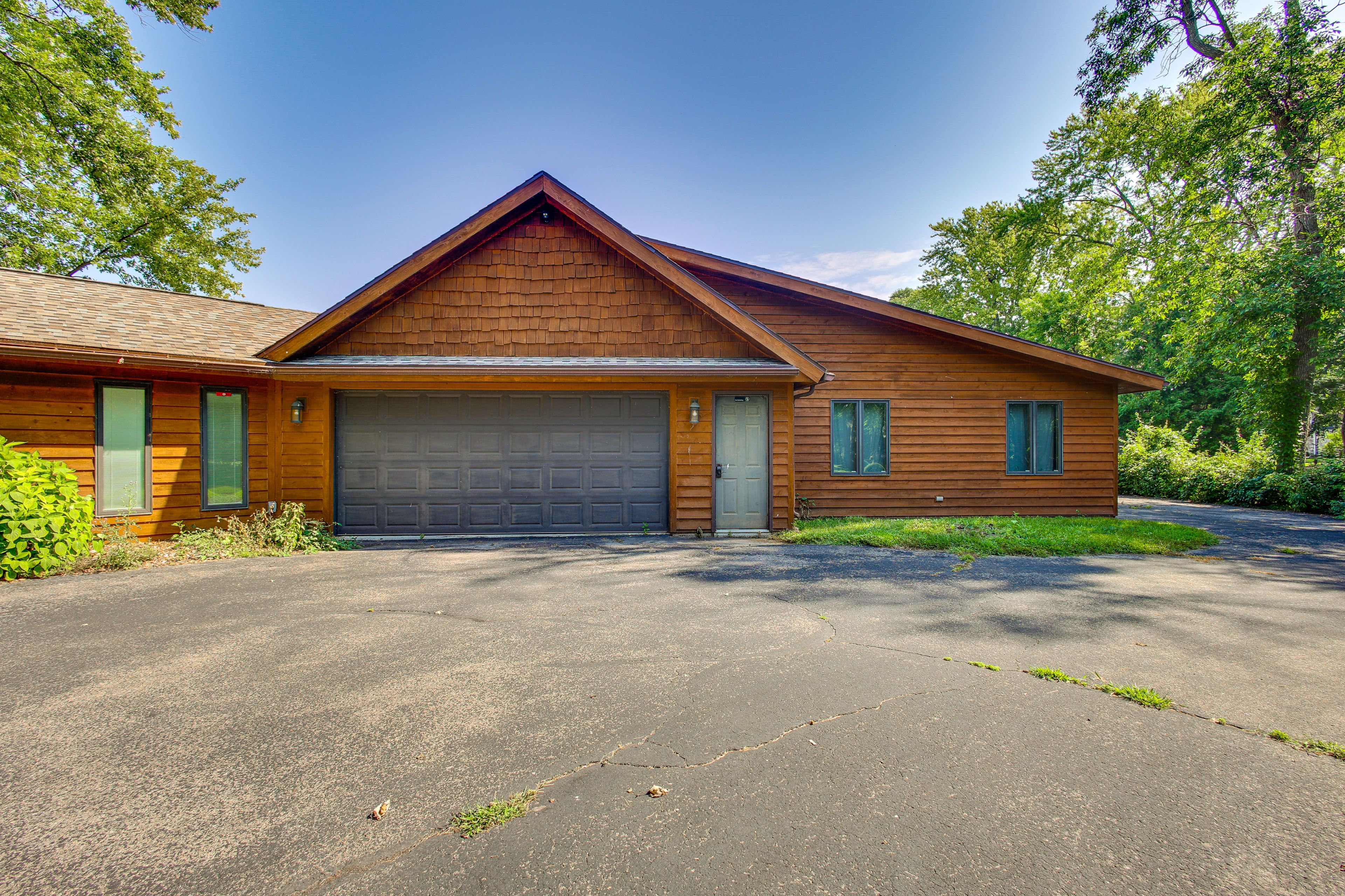 Parking | Driveway (12 Vehicles)