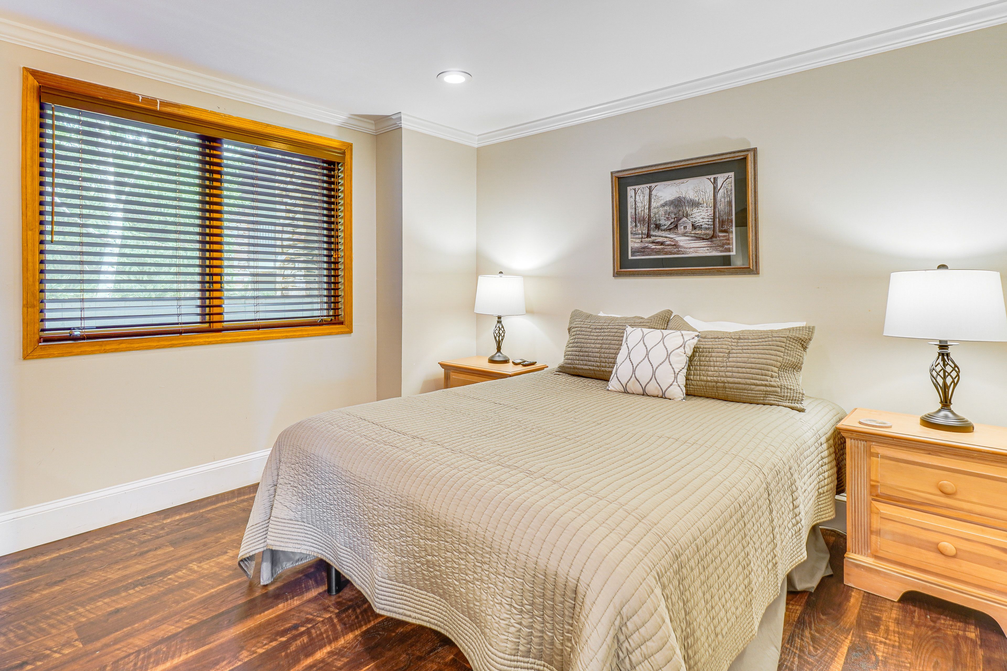 Bedroom 2 | Queen Bed | Smart TV