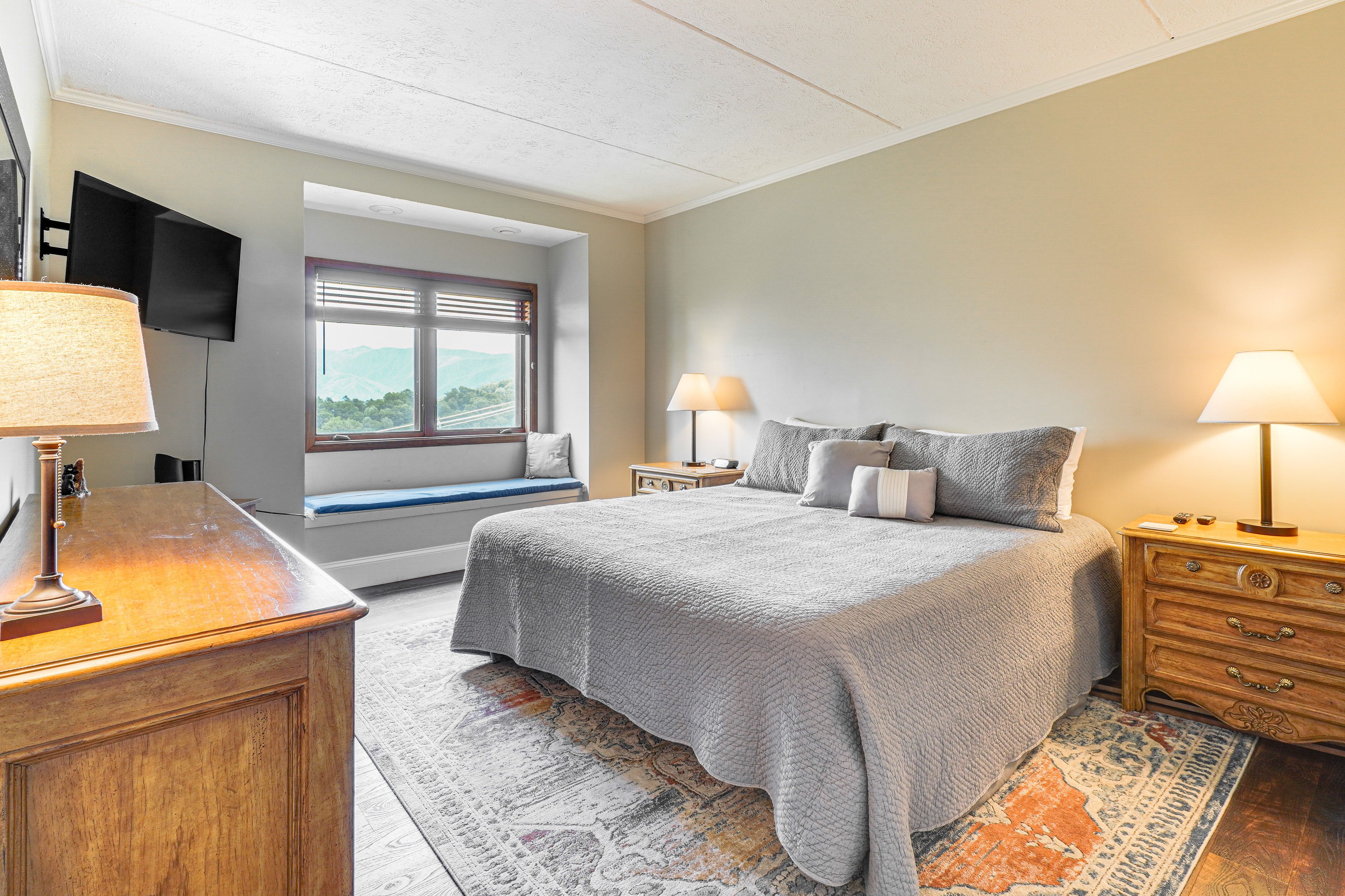 Bedroom 1 | King Bed | Smart TV | En-Suite Bathroom