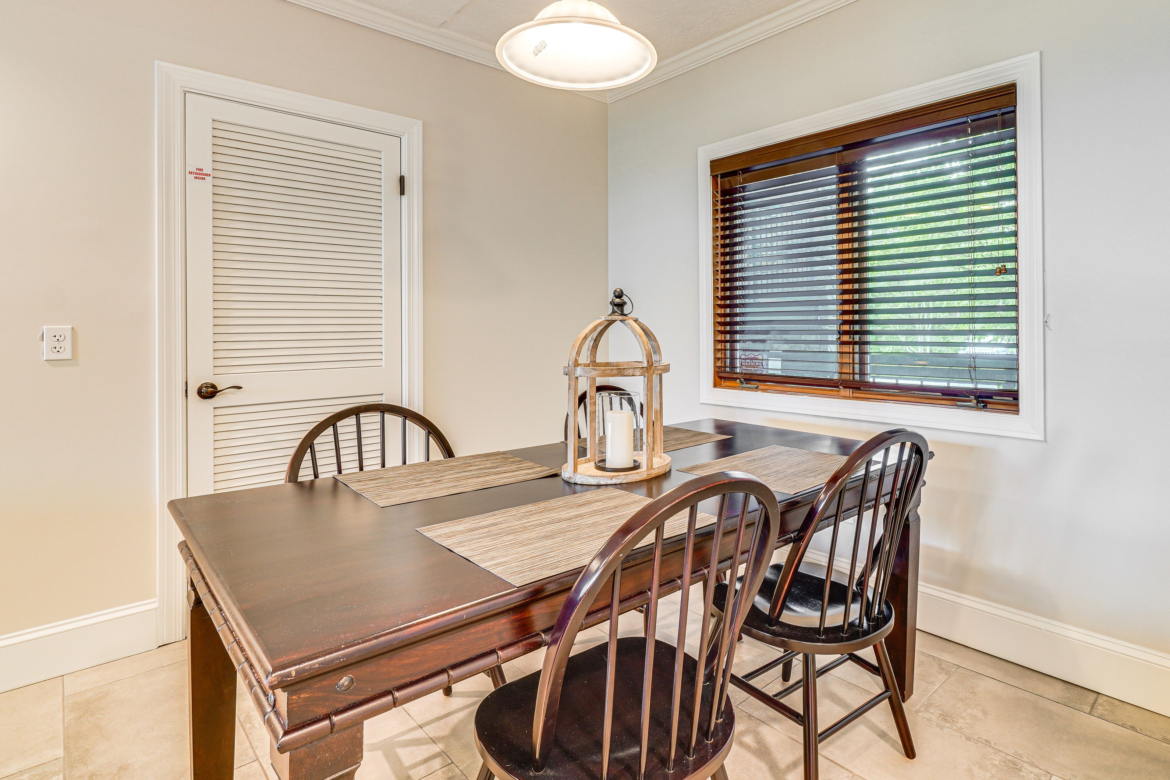Dining Area | Dishware/Flatware Provided