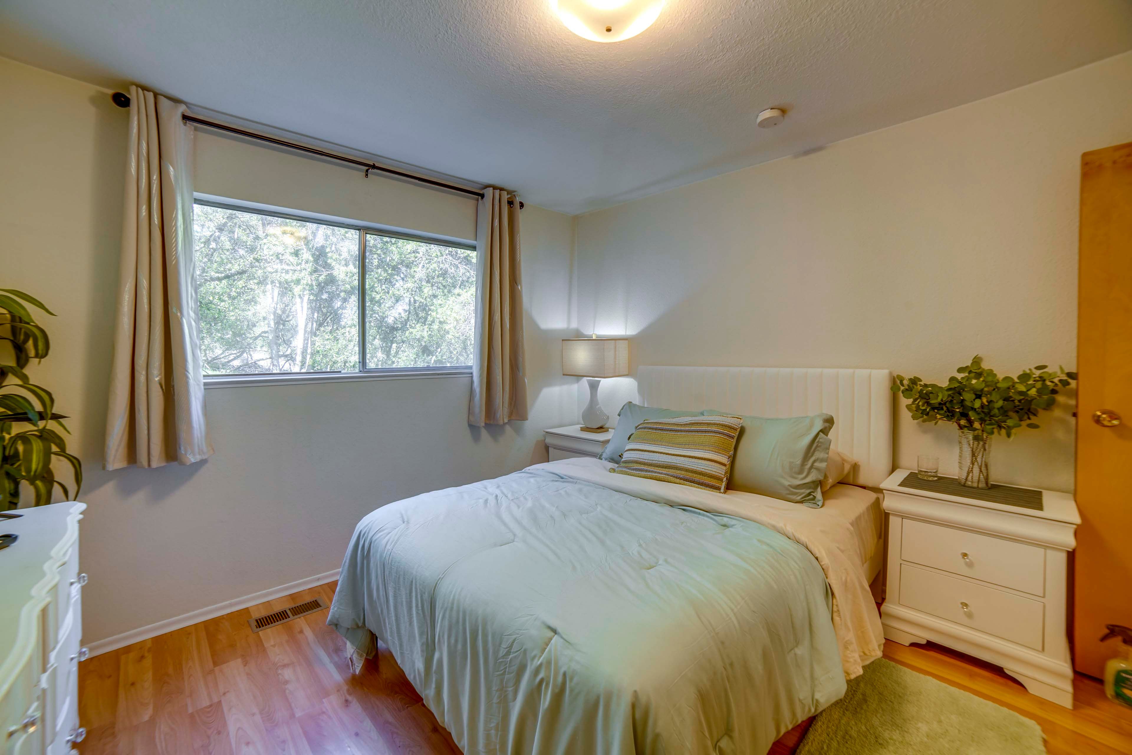 Bedroom 1 | Queen Bed | Smart TV | 2nd Floor