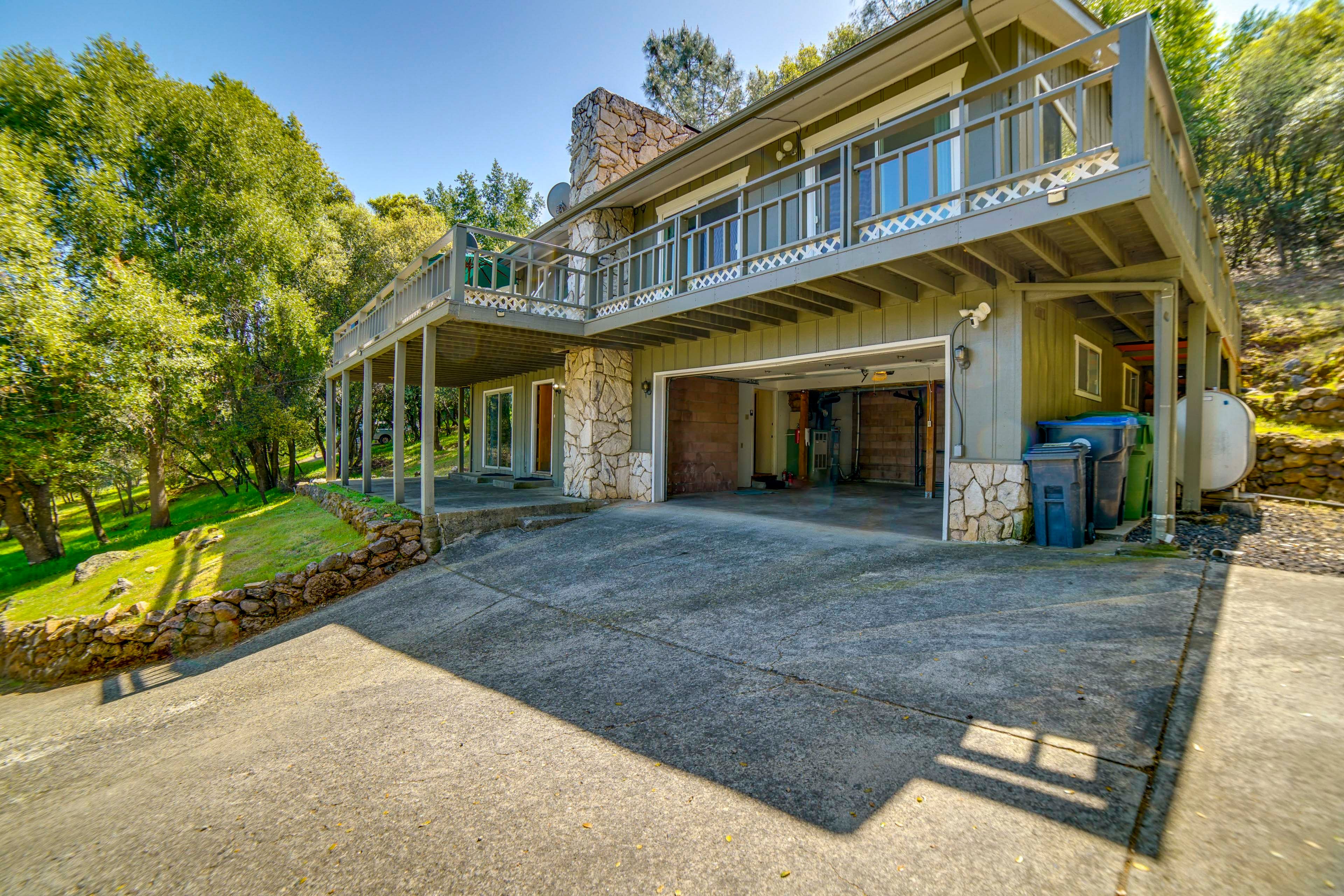 Parking | Driveway (1 Vehicle) | Garage (2 Vehicles)