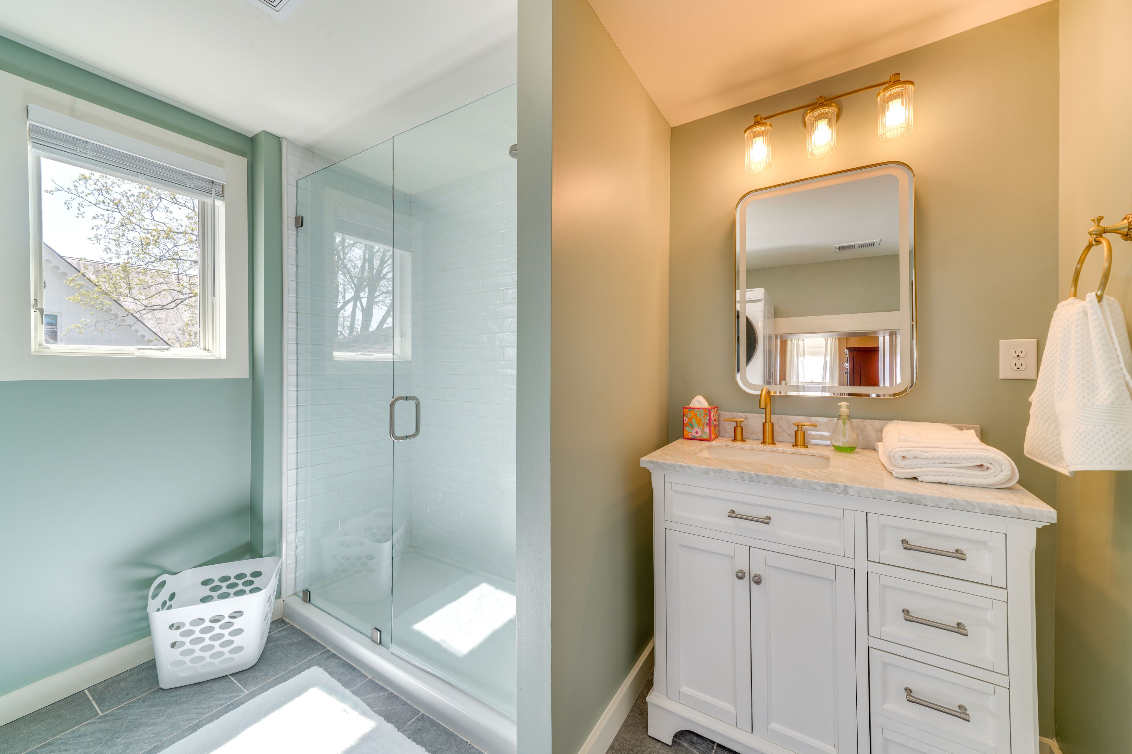 Full Bathroom | Washer/Dryer | 2nd Floor