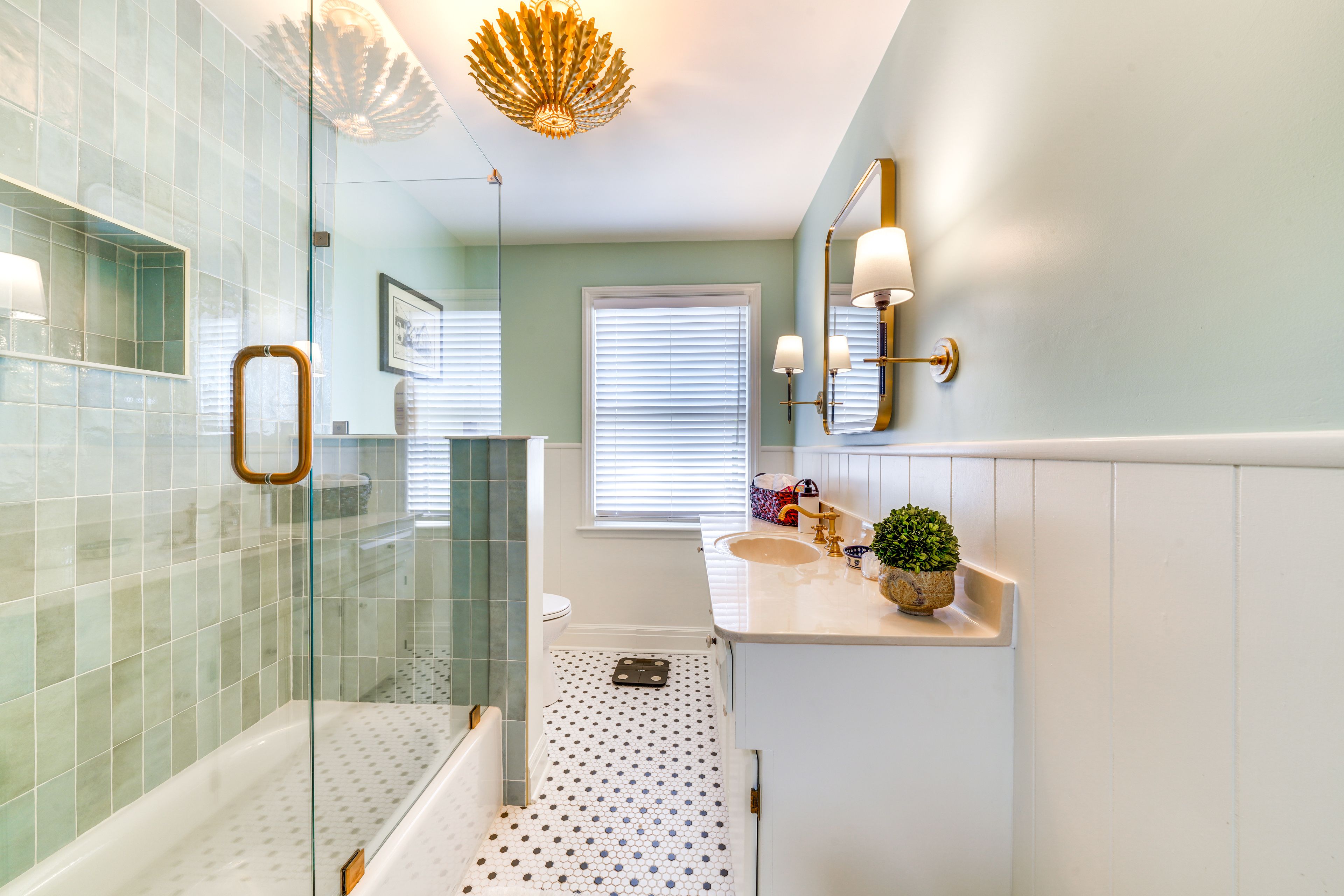 Full Bathroom | Towels Provided | 1st Floor