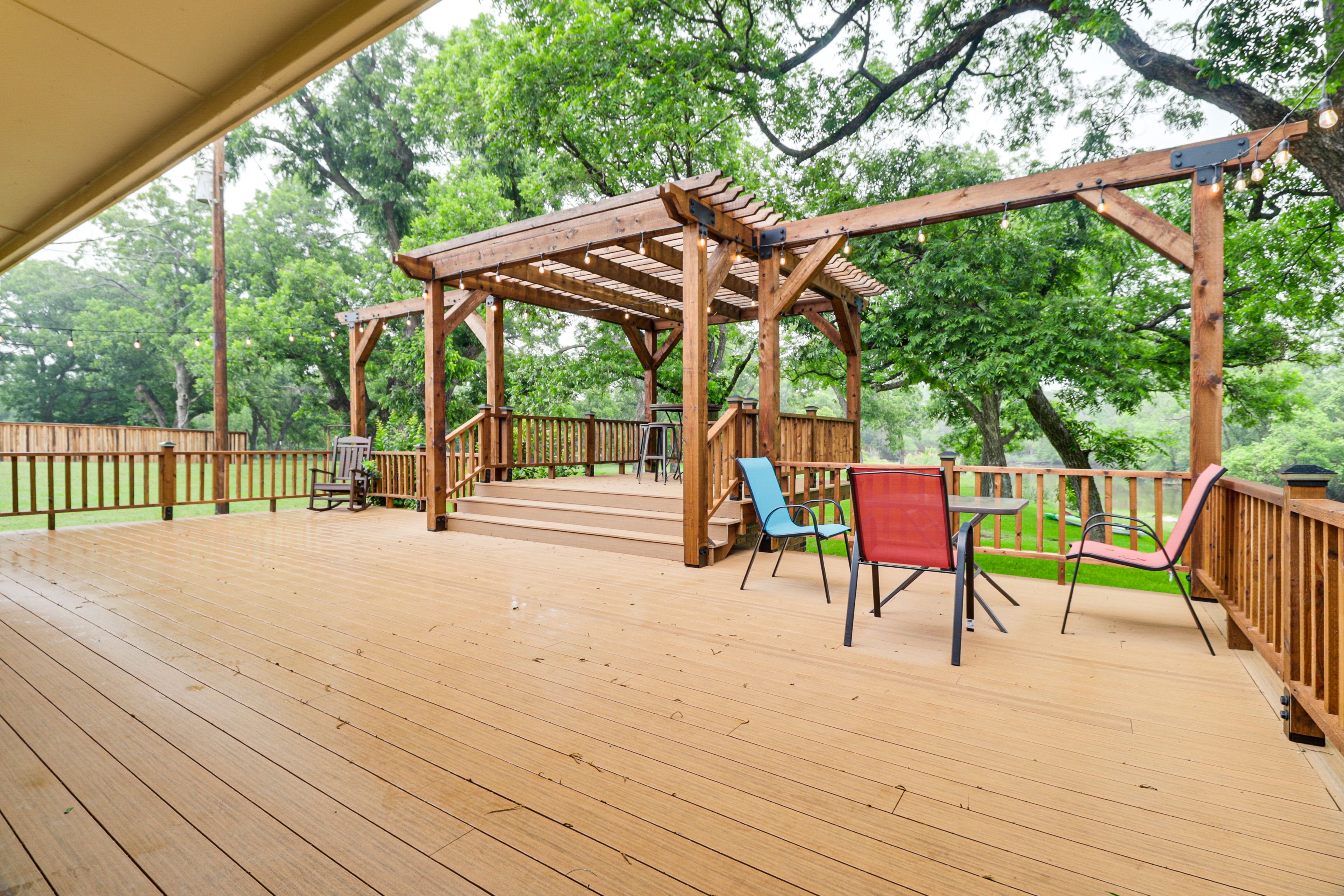 Deck | Outdoor Dining Area | Gas Grill