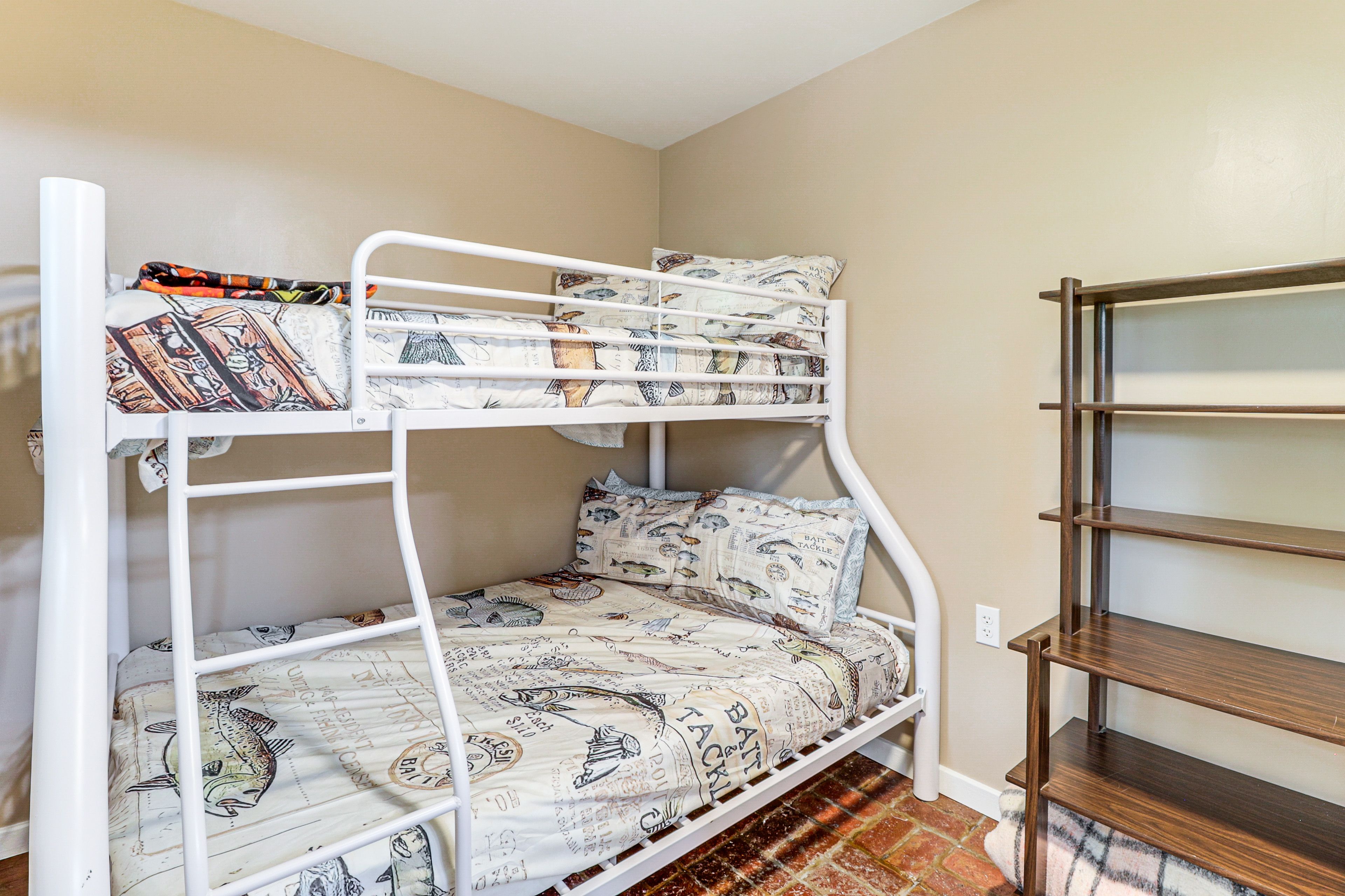 Bedroom 3 | Twin/Full Bunk Bed