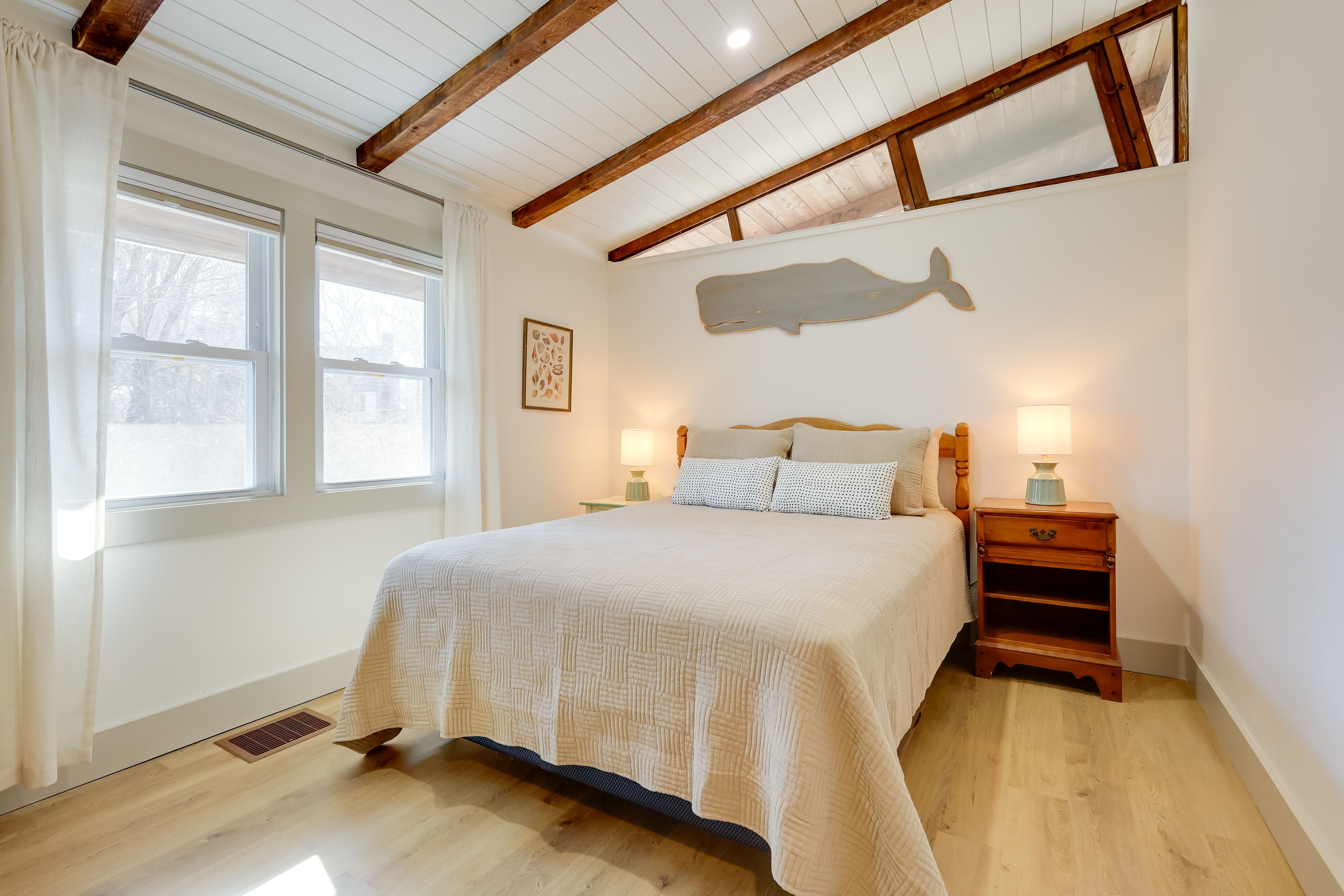 Bedroom 1 | Queen Bed