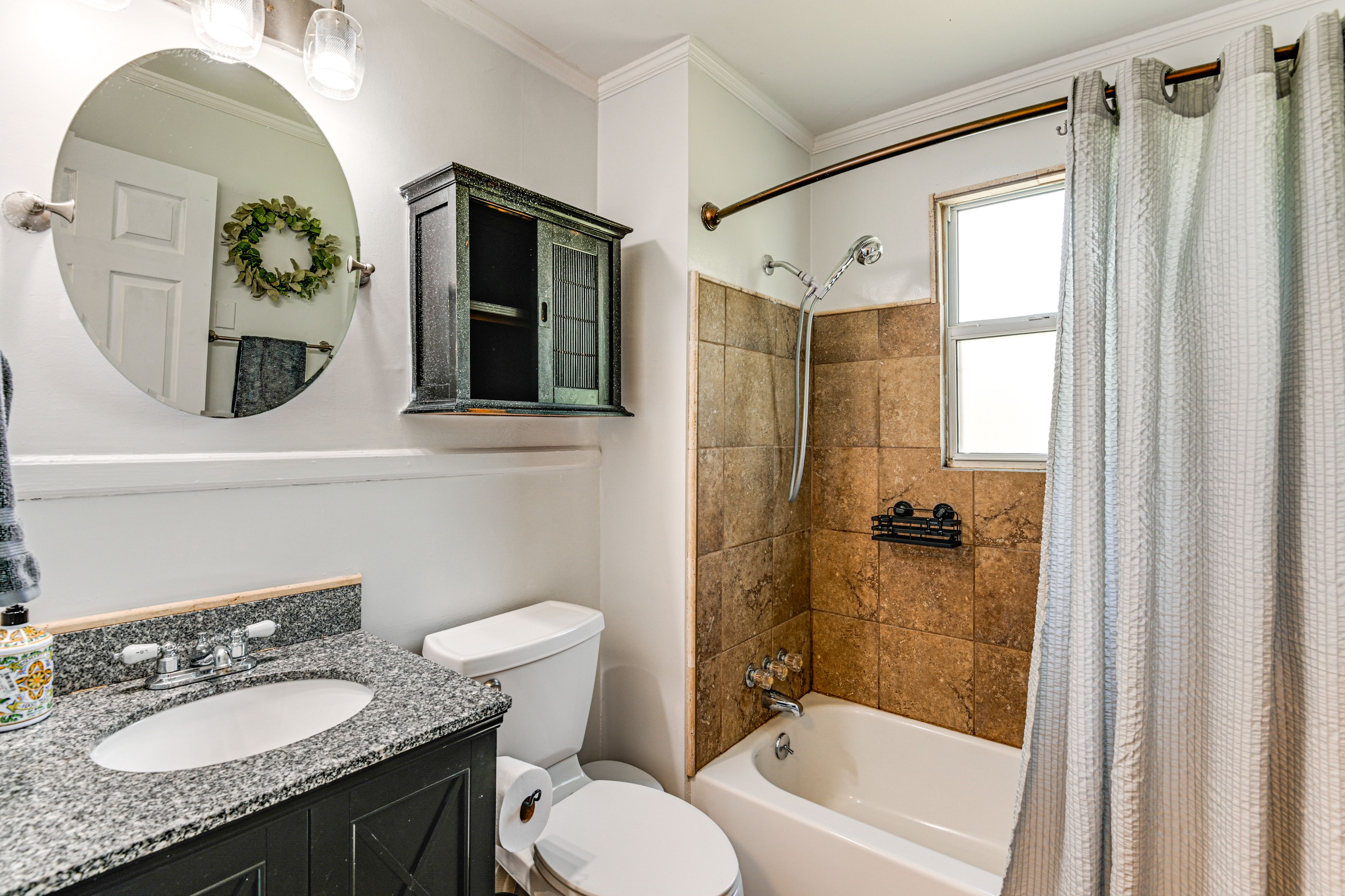 Full Bathroom | Towels Provided | Complimentary Toiletries