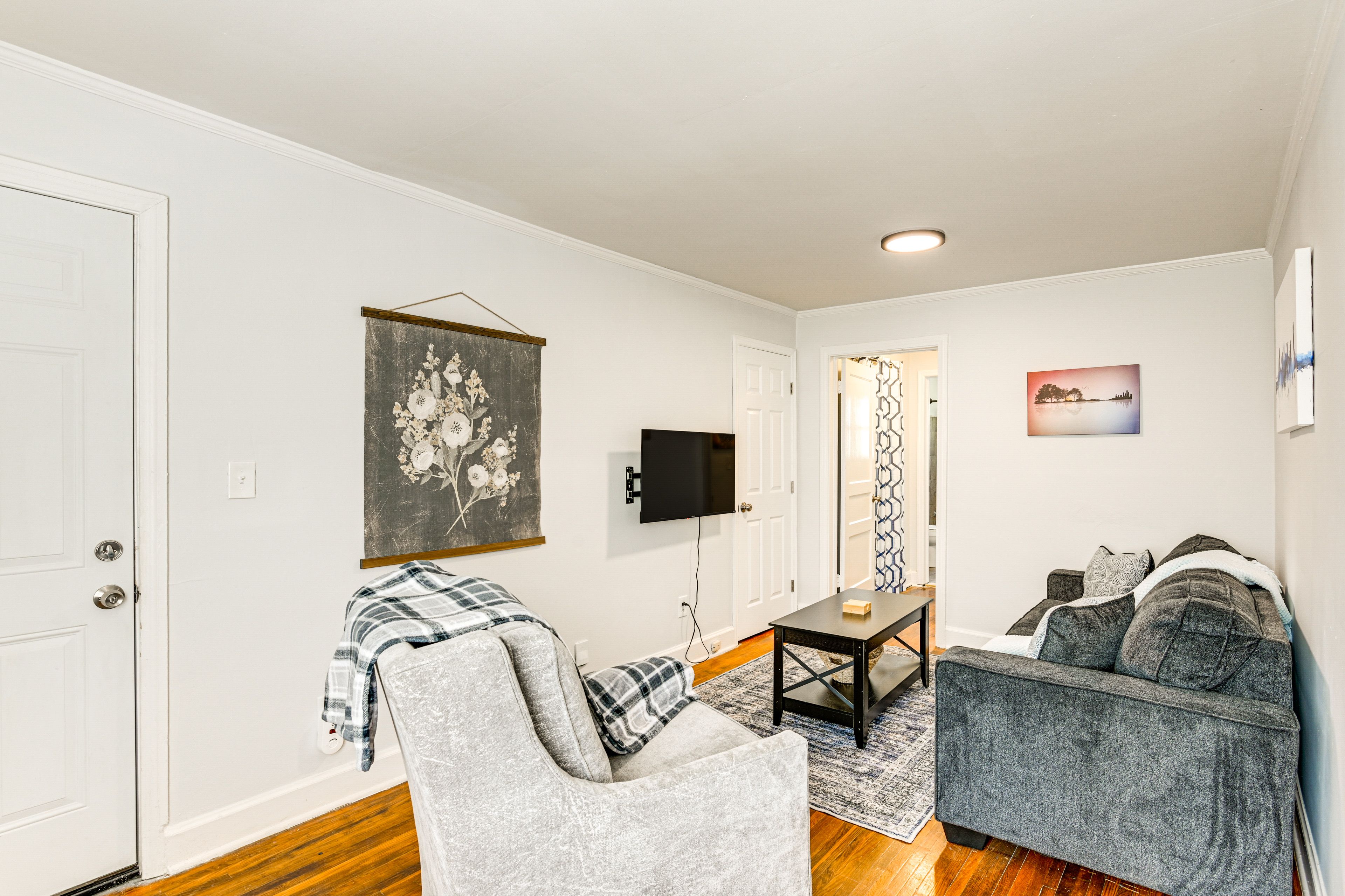 Living Room | Queen Sleeper Sofa | Smart TV | Washer/Dryer