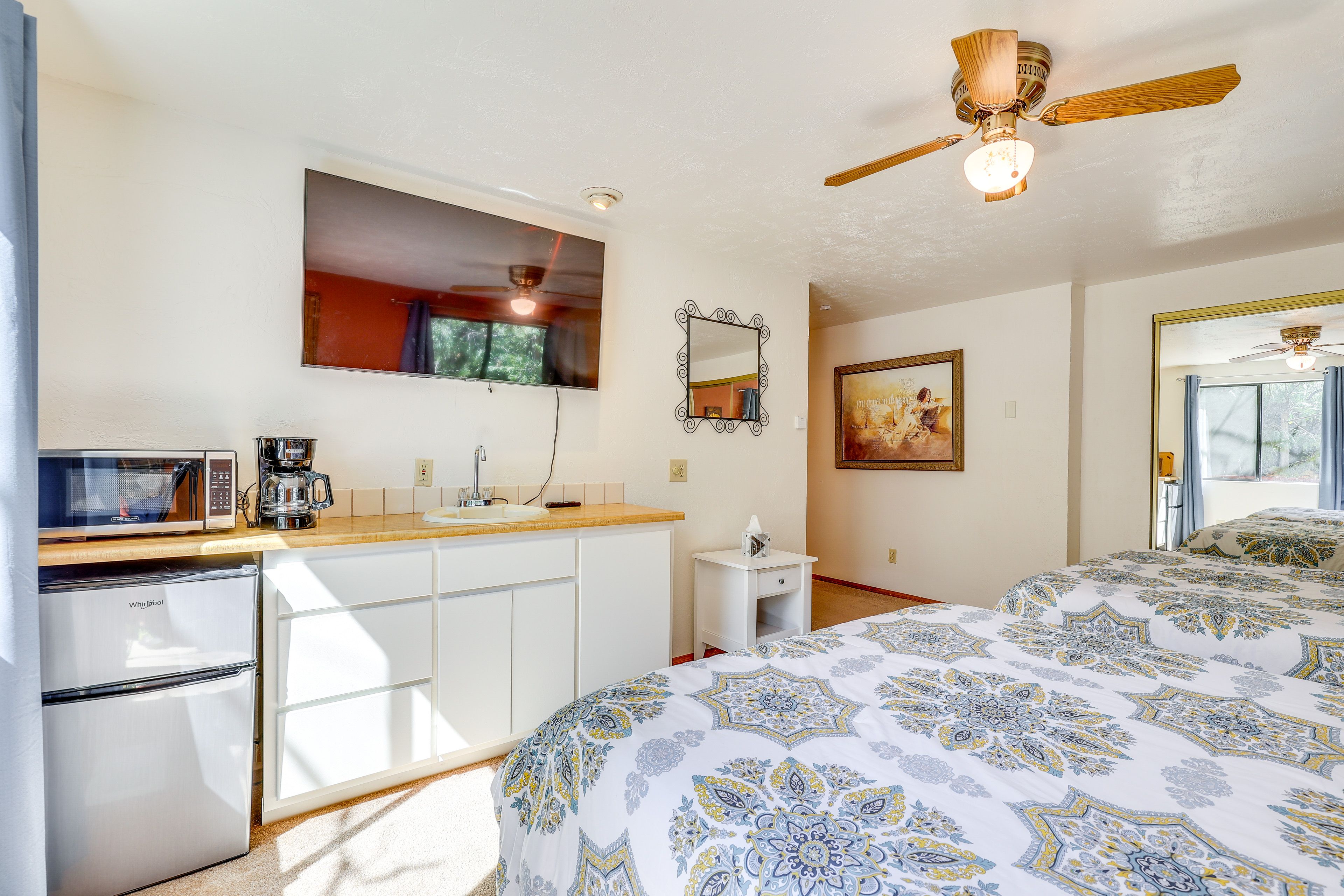 Studio | 2 Queen Beds | Free WiFi | Wall Heater