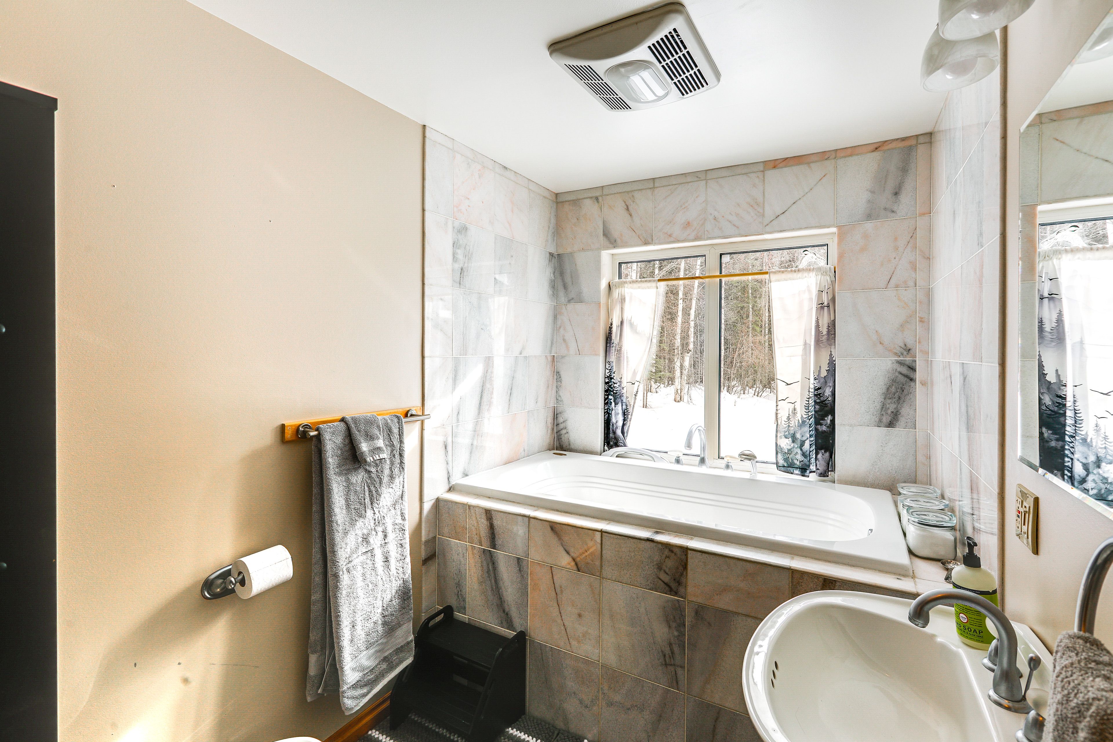 Full Bathroom | Main Level | Towels Provided | Soaking Tub