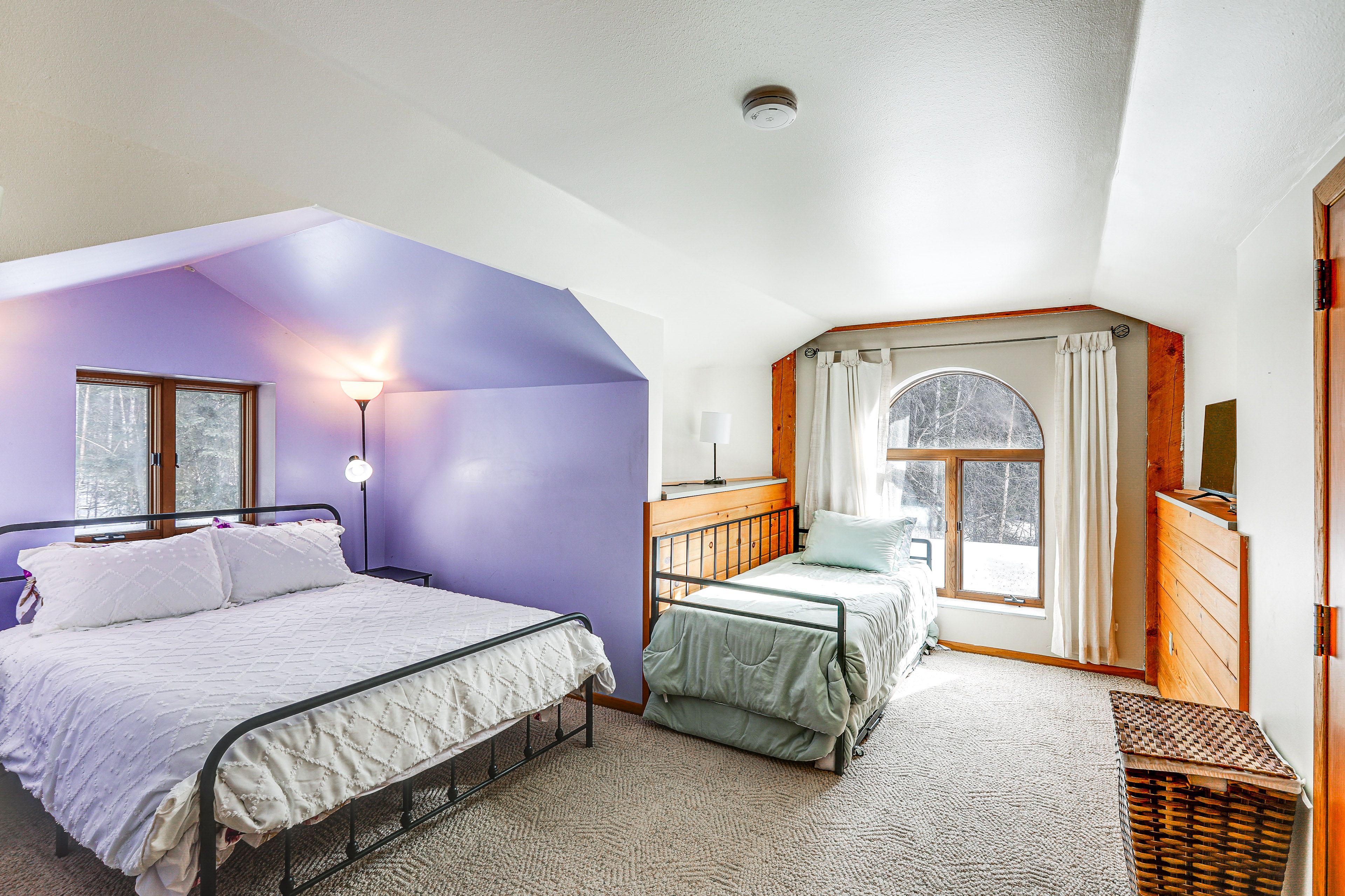 Bedroom | Upper Level | Queen Bed | Twin Daybed w/ Twin Trundle | Flat-Screen TV