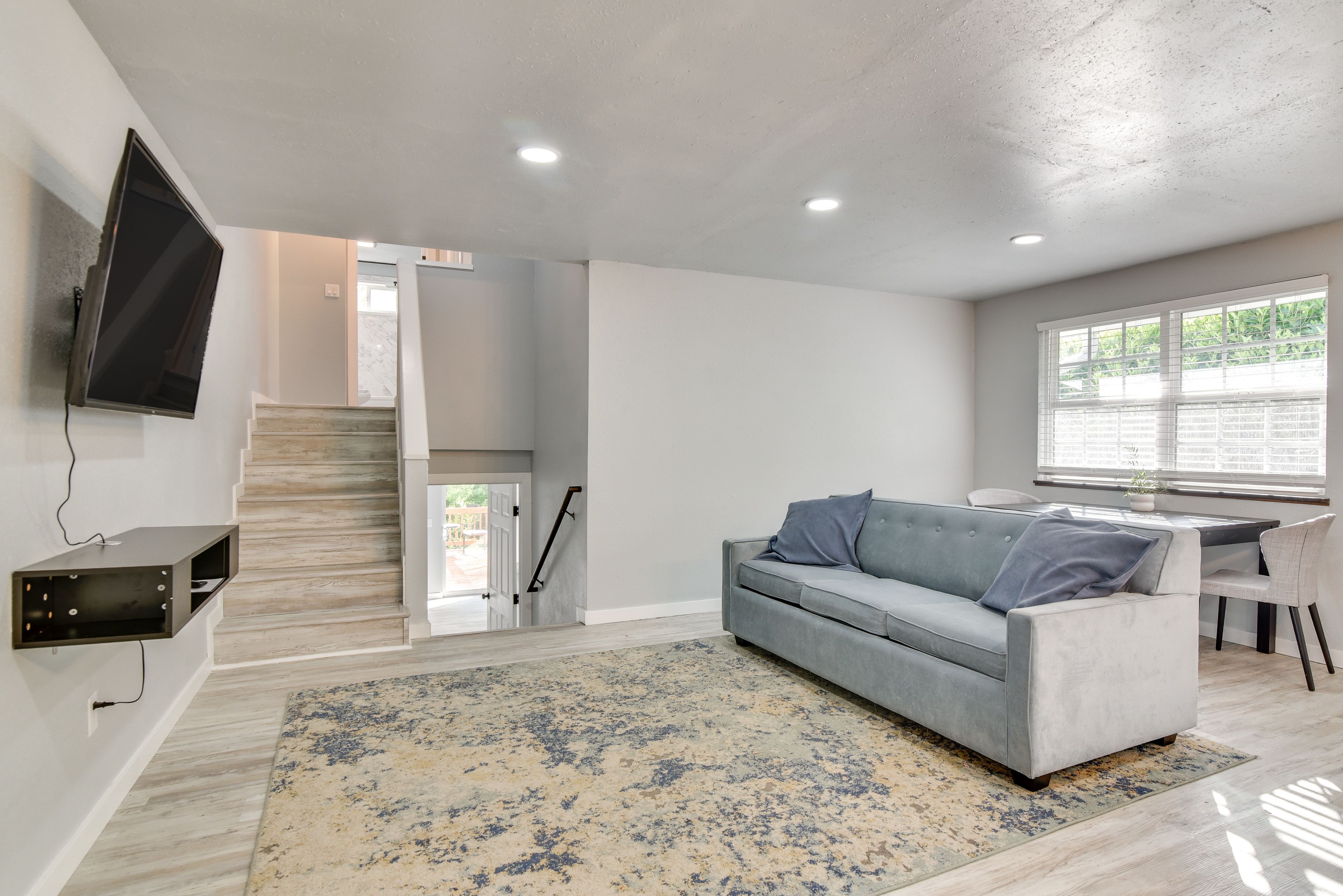Living Room | 1st Floor | Smart TV | Queen Sleeper Sofa | Free WiFi