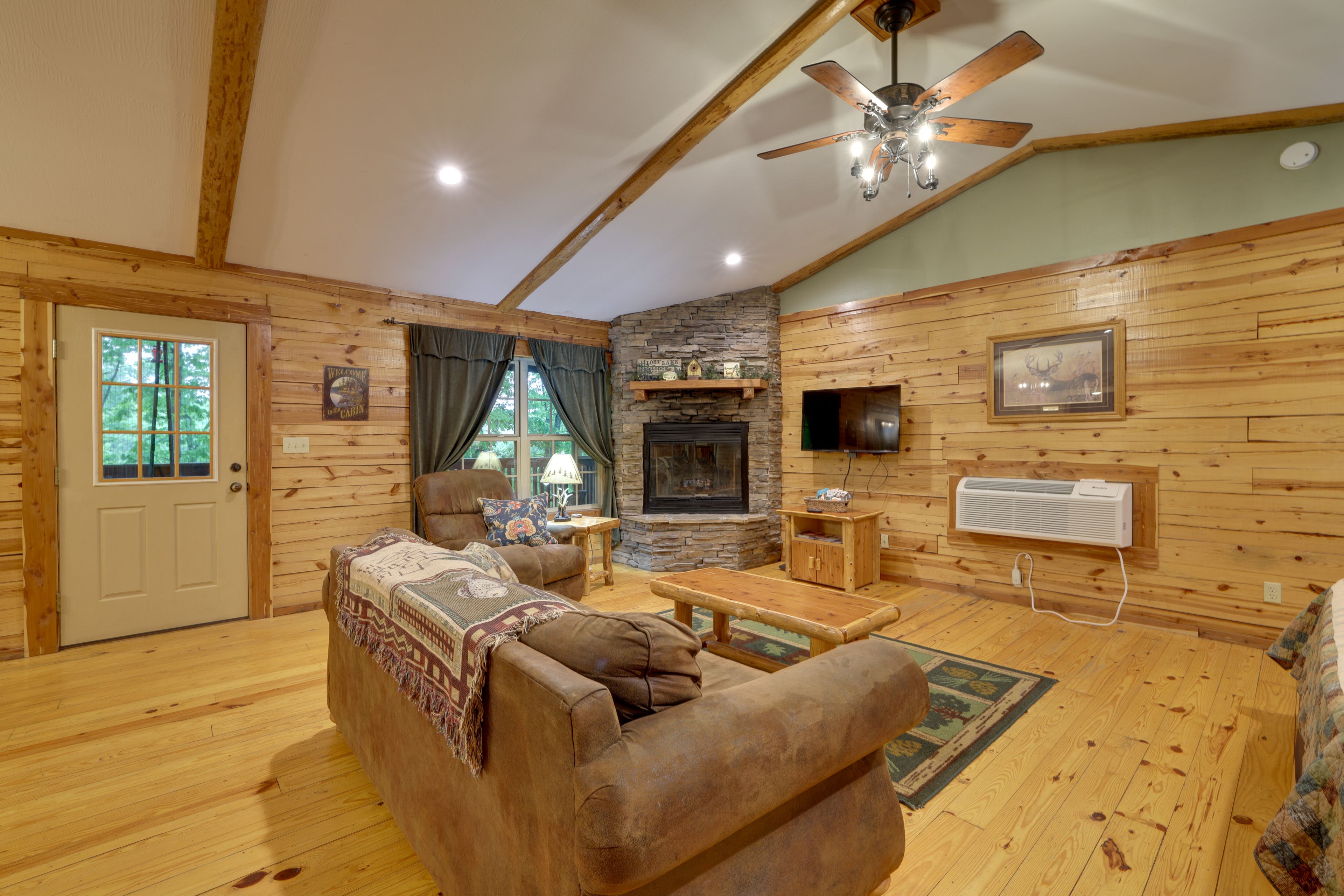 Living Room | King Bed | Queen Sleeper Sofa | 1st Floor | Free WiFi
